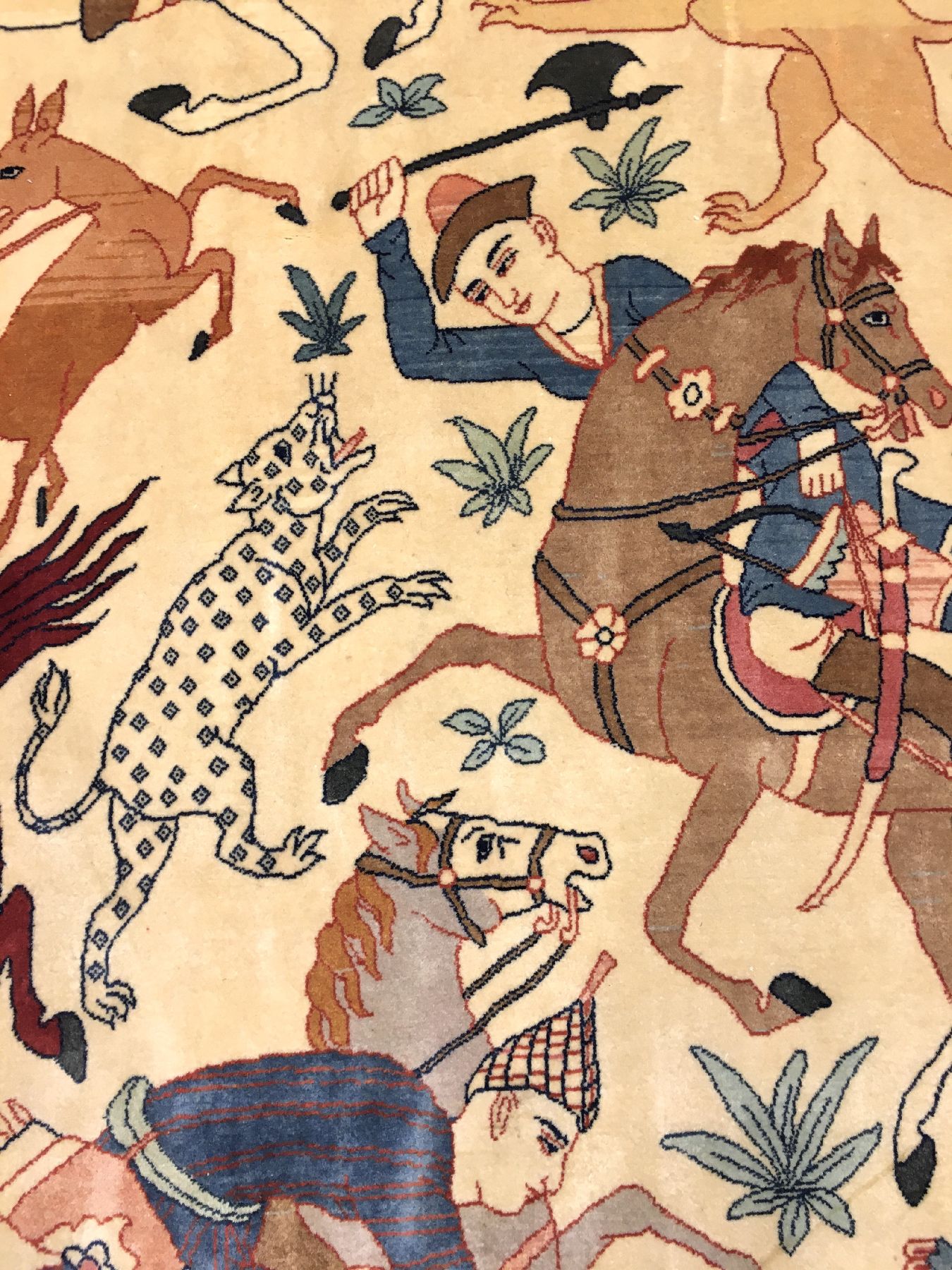 Detail e: Sehr feiner Esfahan "Seirafian" alt (The Hunting) "Signiert", Zentralpersien, um 1950, Korkwolle geknüpft auf Seidenkette. ...