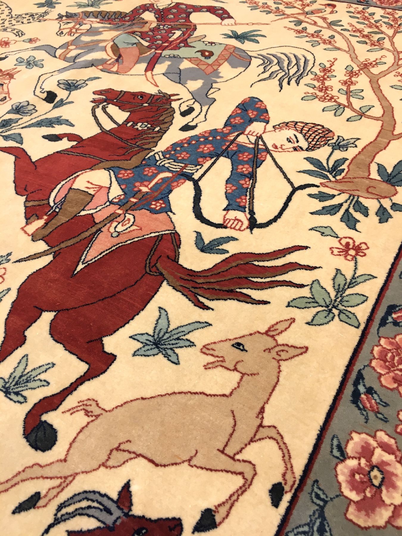 Detail f: Sehr feiner Esfahan "Seirafian" alt (The Hunting) "Signiert", Zentralpersien, um 1950, Korkwolle geknüpft auf Seidenkette. ...