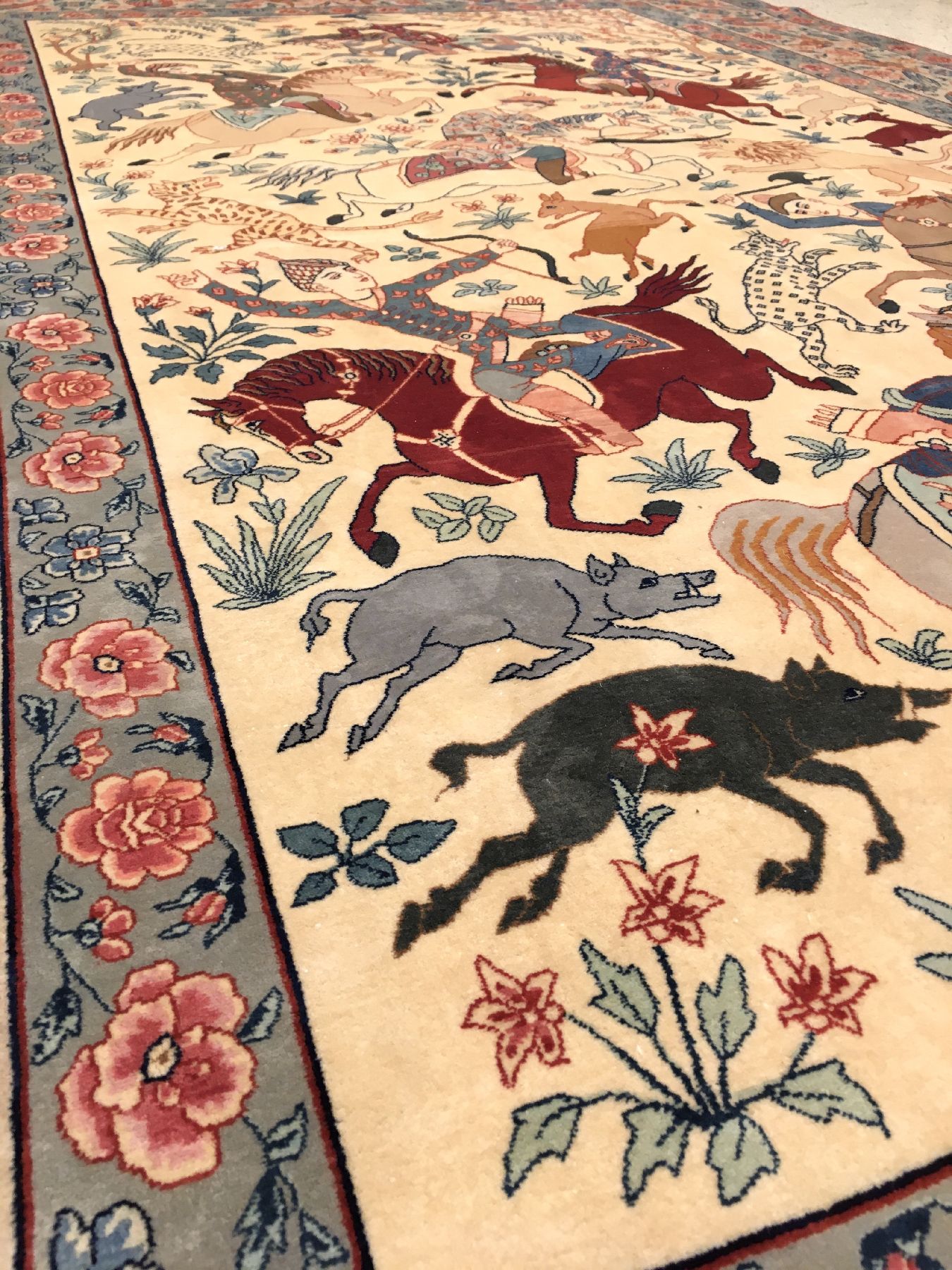 Detail g: Sehr feiner Esfahan "Seirafian" alt (The Hunting) "Signiert", Zentralpersien, um 1950, Korkwolle geknüpft auf Seidenkette. ...