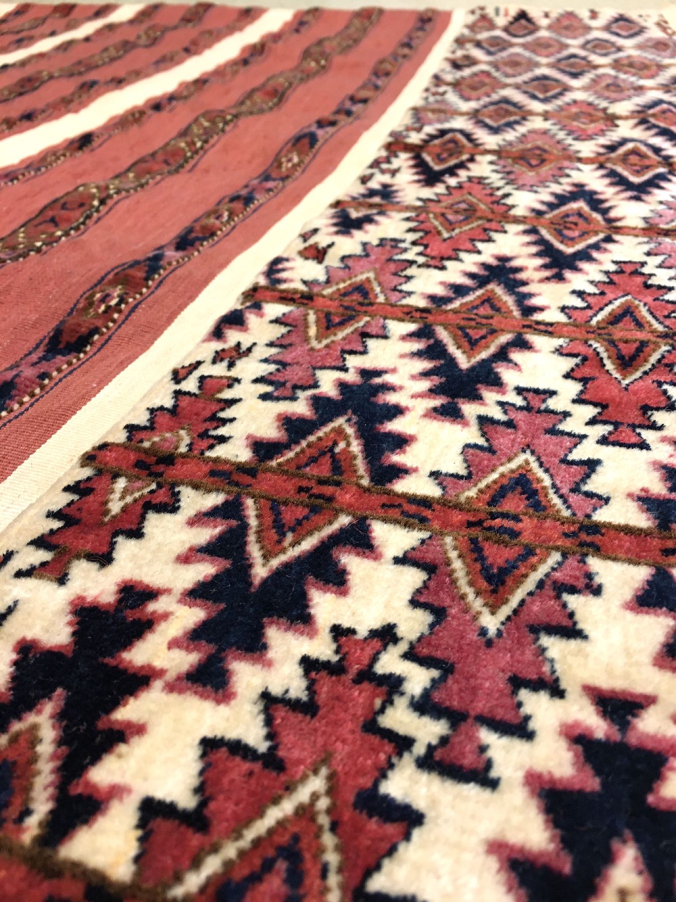 Detail b: Sehr Feiner Tekke "Ak-Tschowal" antik, Turkmenistan, Ende 19.Jhd., Wolle geknüpft undgewebt auf Wolle. Sehr fein geknüpfte Tekke ...