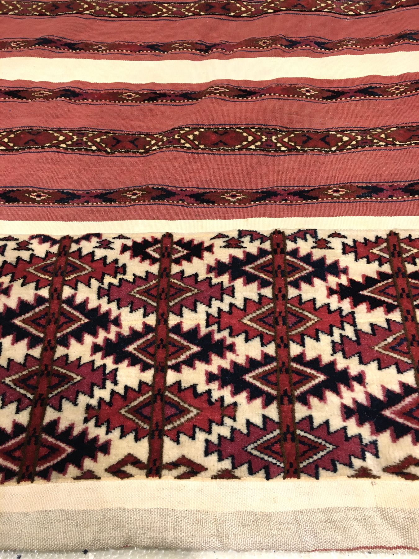 Detail e: Sehr Feiner Tekke "Ak-Tschowal" antik, Turkmenistan, Ende 19.Jhd., Wolle geknüpft undgewebt auf Wolle. Sehr fein geknüpfte Tekke ...