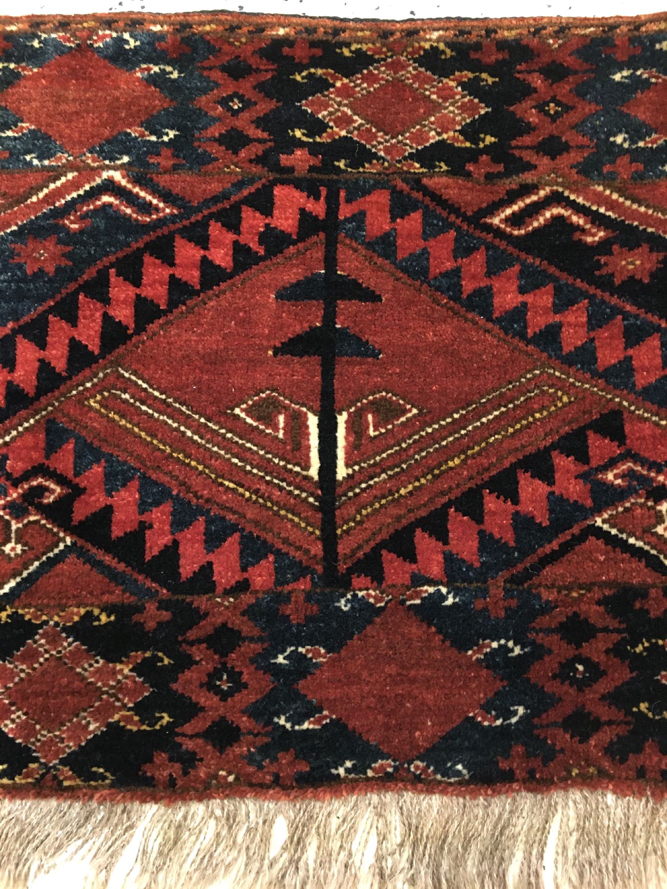 Detail e: Beschir "Jollar" antik, Turkmenistan Amu-Darja, 19.Jhd., Wolle geknüpft auf Wolle. Schmuckbehang mit Palmetten und Blatt Muster, ...