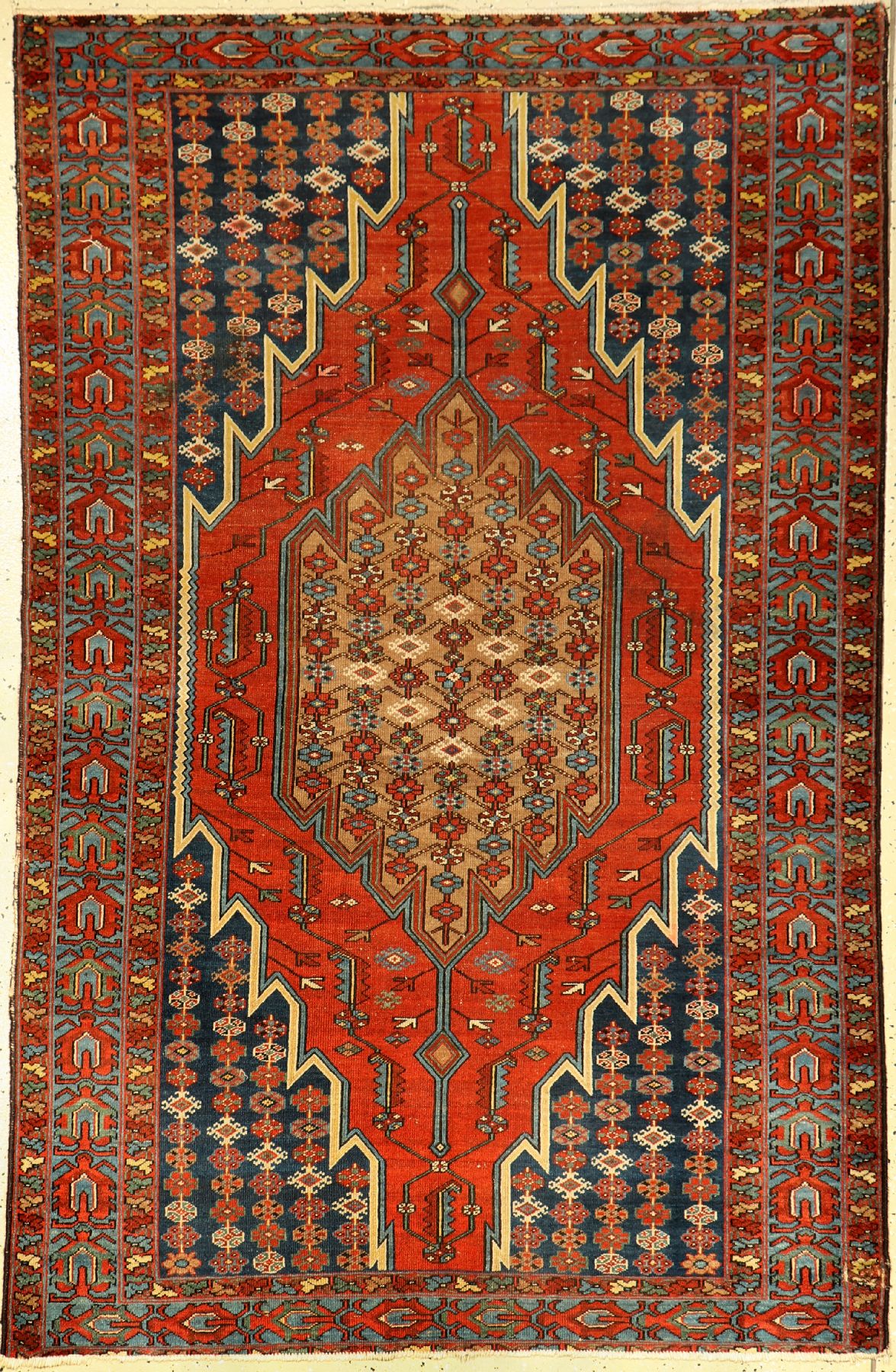 Mazlagan alt, Persien, um 1920, Wolle auf Baumwolle, ca. 196 x 127 cm, mit Kamelwolle, EHZ: 3