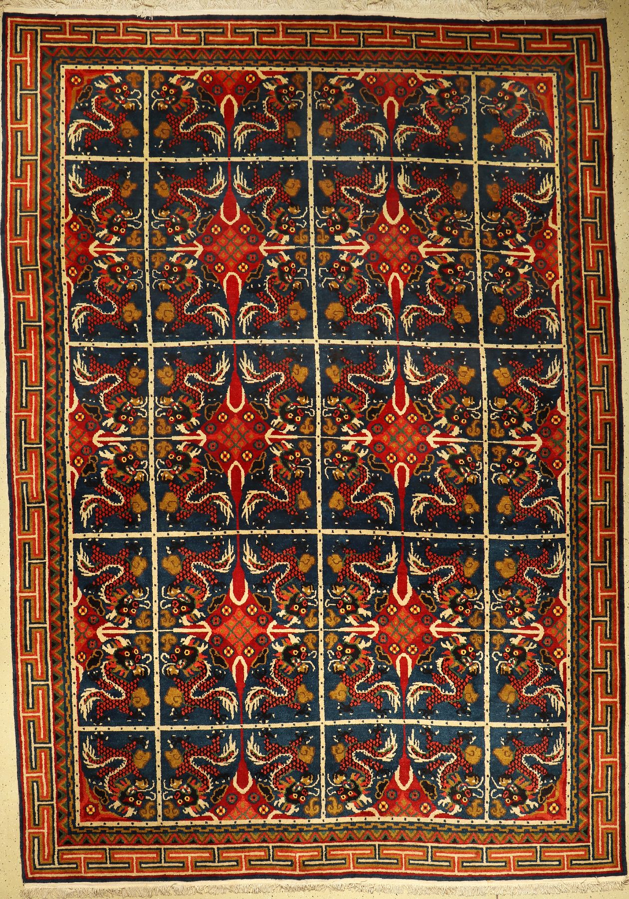 Drachenteppich alt, Mongolai, um 1940/1950,Wolle auf Baumwolle, ca. 392 x 275 cm, sehr dekorativ, seltenes Design, EHZ: 2