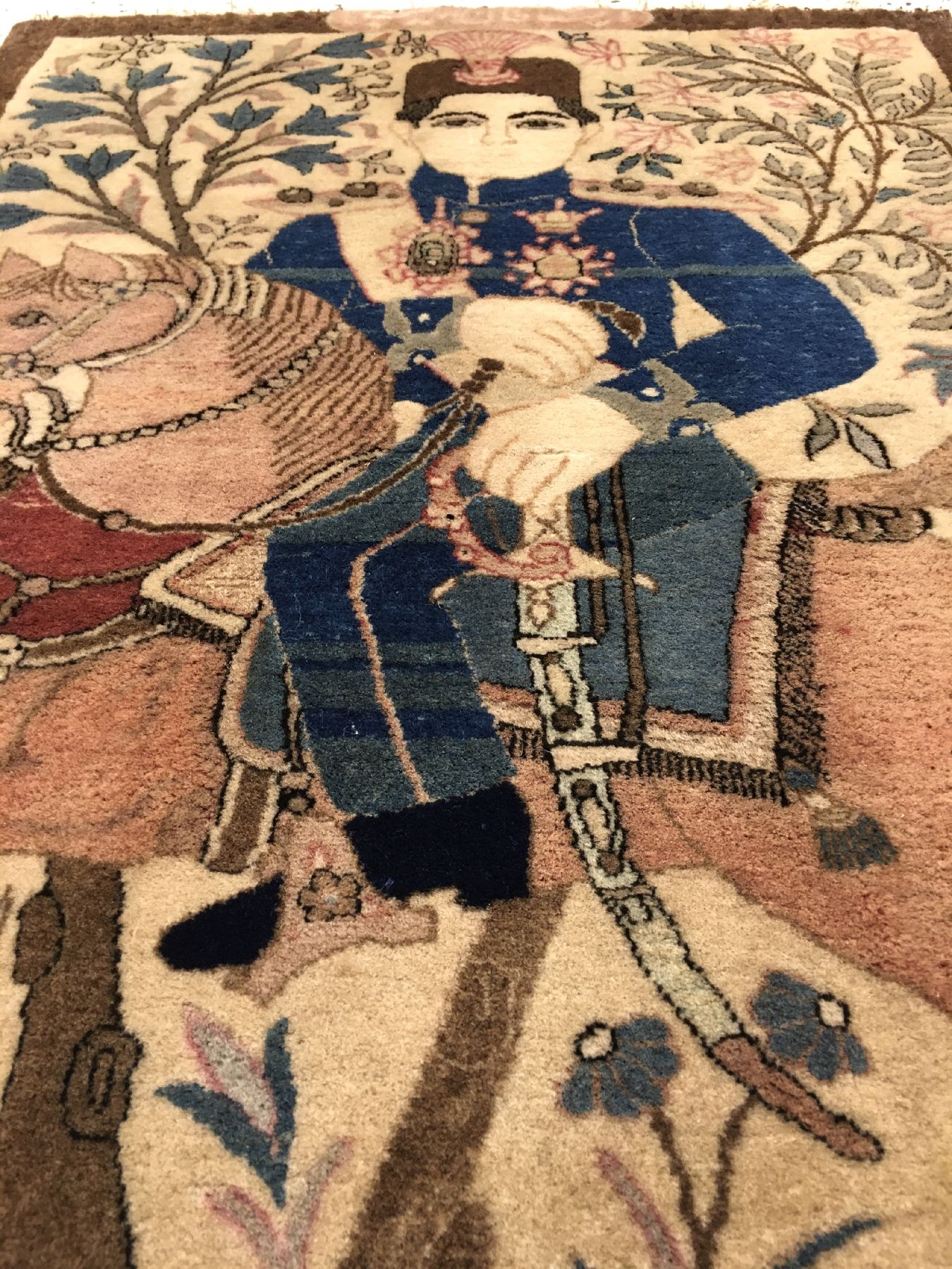 Detail c: Feiner Keschan "Mohtascham" Bildteppich antik (Ahmad Schah Qajar), Zentralpersien, um 1910, Korkwolle geknüpft auf Baumwolle. ...