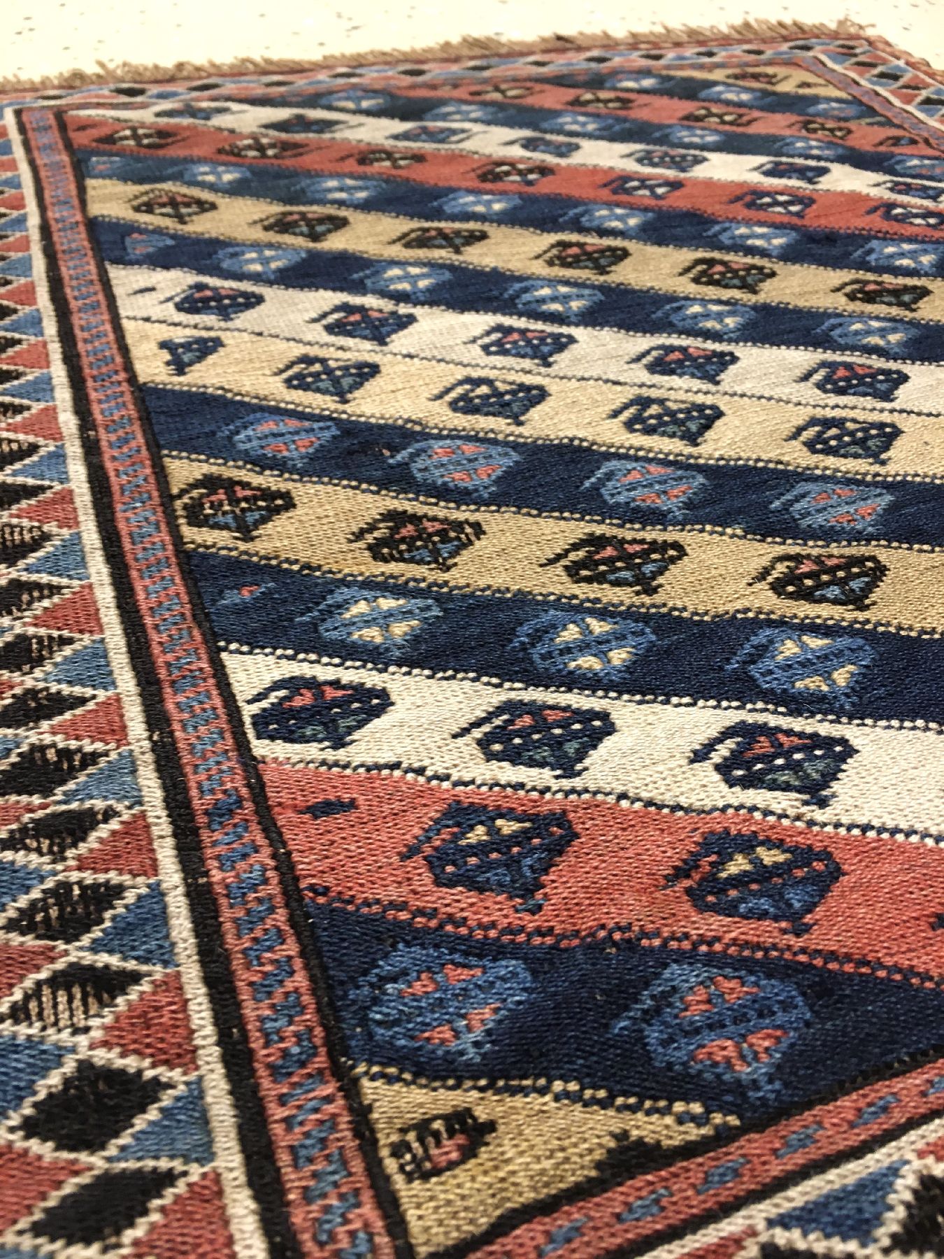 Detail d: Feine Azeri "Taschenfront" Sumakh antik, Südkaukasus Azerbaijan, Ende 19.Jhd., Wolle gewebt auf Wolle. Fein gewebte Taschenfront mit ...