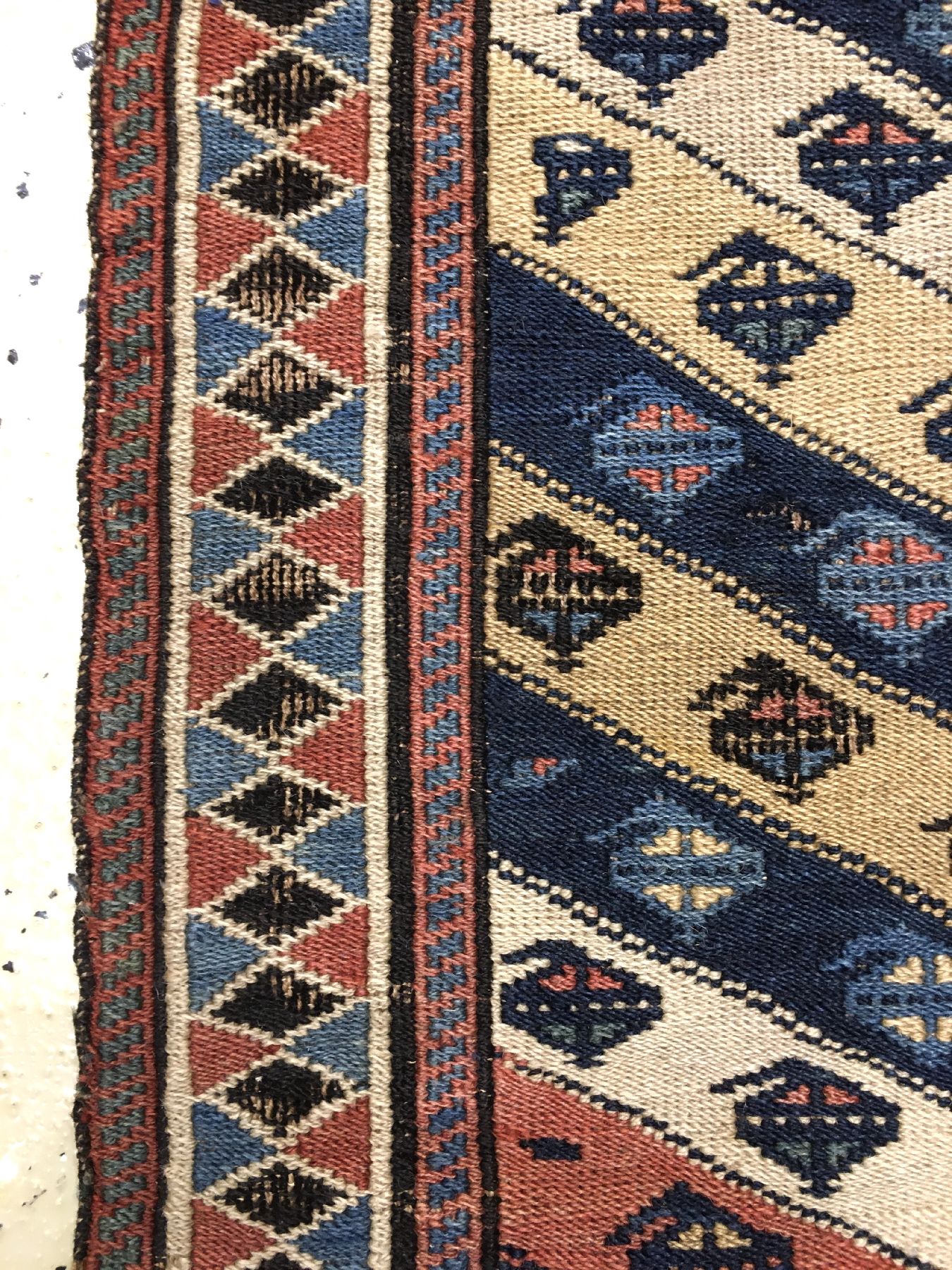 Detail e: Feine Azeri "Taschenfront" Sumakh antik, Südkaukasus Azerbaijan, Ende 19.Jhd., Wolle gewebt auf Wolle. Fein gewebte Taschenfront mit ...