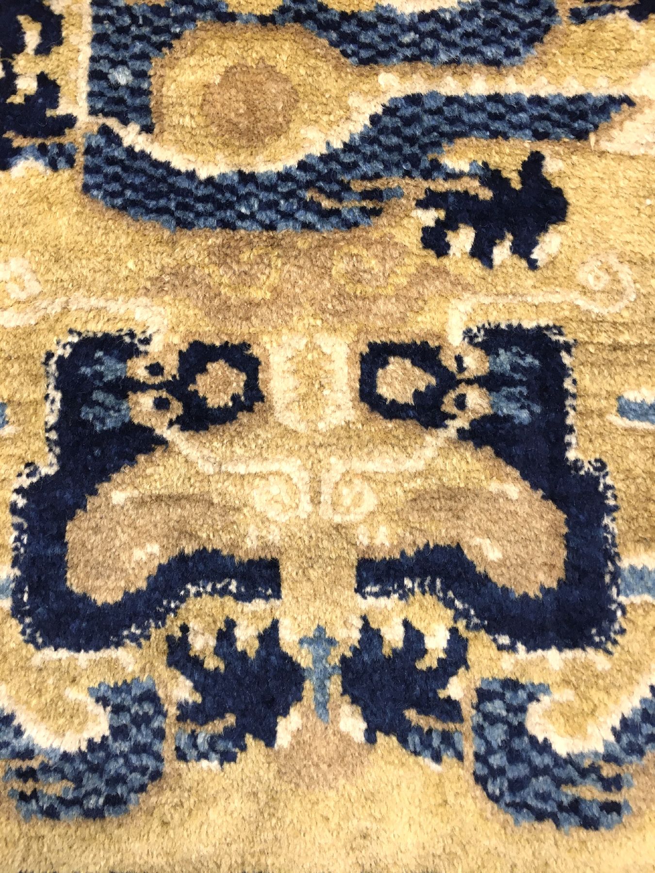 Detail d: Ning-Hsia "Thronsitz" antik, Westchina, 19.Jhd., Wolle geknüpft auf Baumwolle. Kaiserlicher Thronsitz mit fünf-klauigen Drachen auf ...