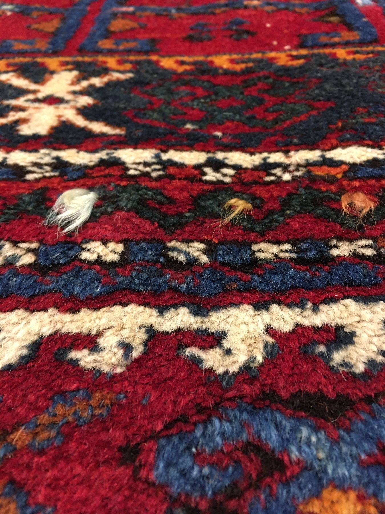 Detail c: Sehr feiner Yürük antik (Mit Bunten Glückssträhnen), Ostanatolien, Ende 19.Jhd., Wolle geknüpft auf Wolle, Rückseitig mit 91 bunte ...