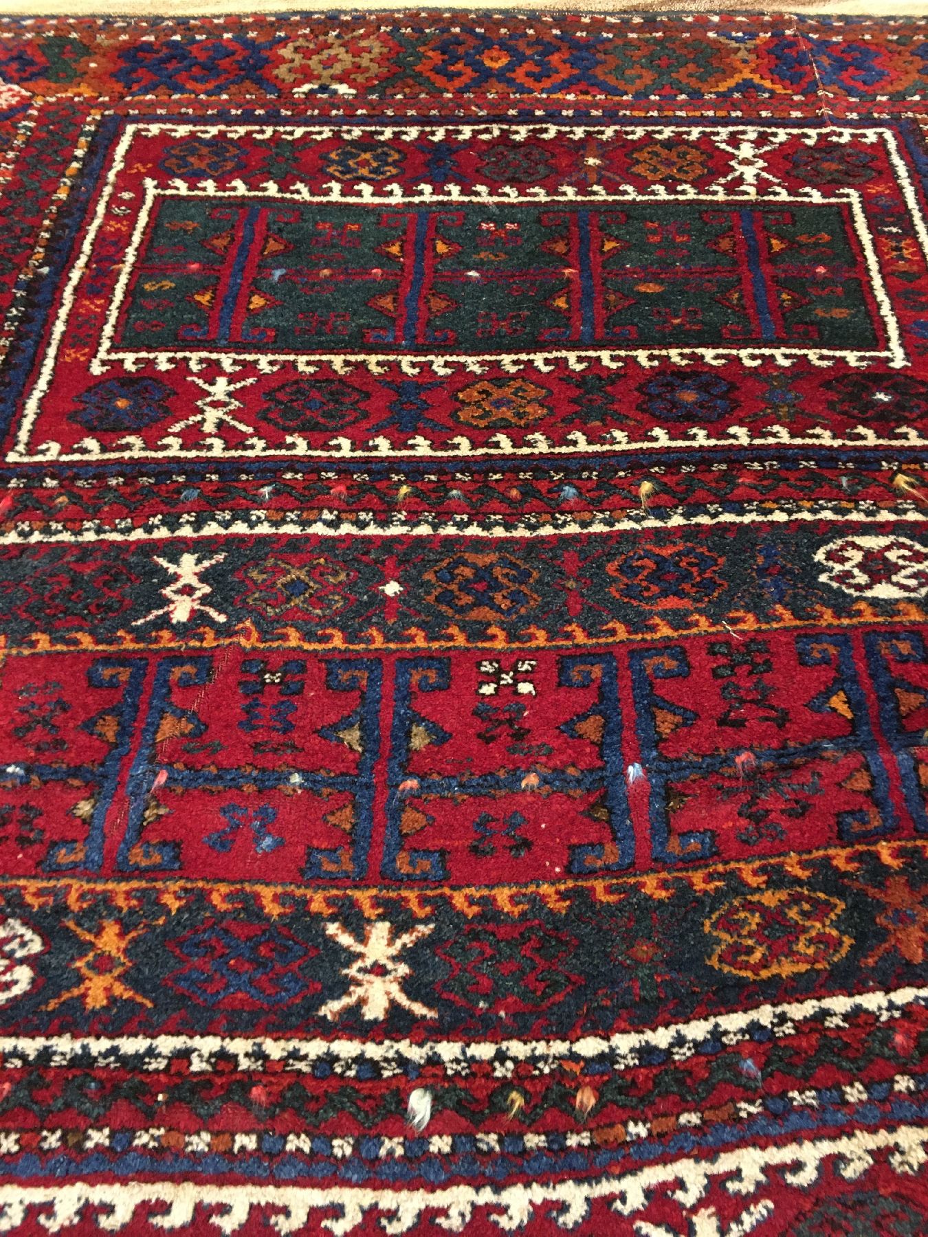 Detail d: Sehr feiner Yürük antik (Mit Bunten Glückssträhnen), Ostanatolien, Ende 19.Jhd., Wolle geknüpft auf Wolle, Rückseitig mit 91 bunte ...