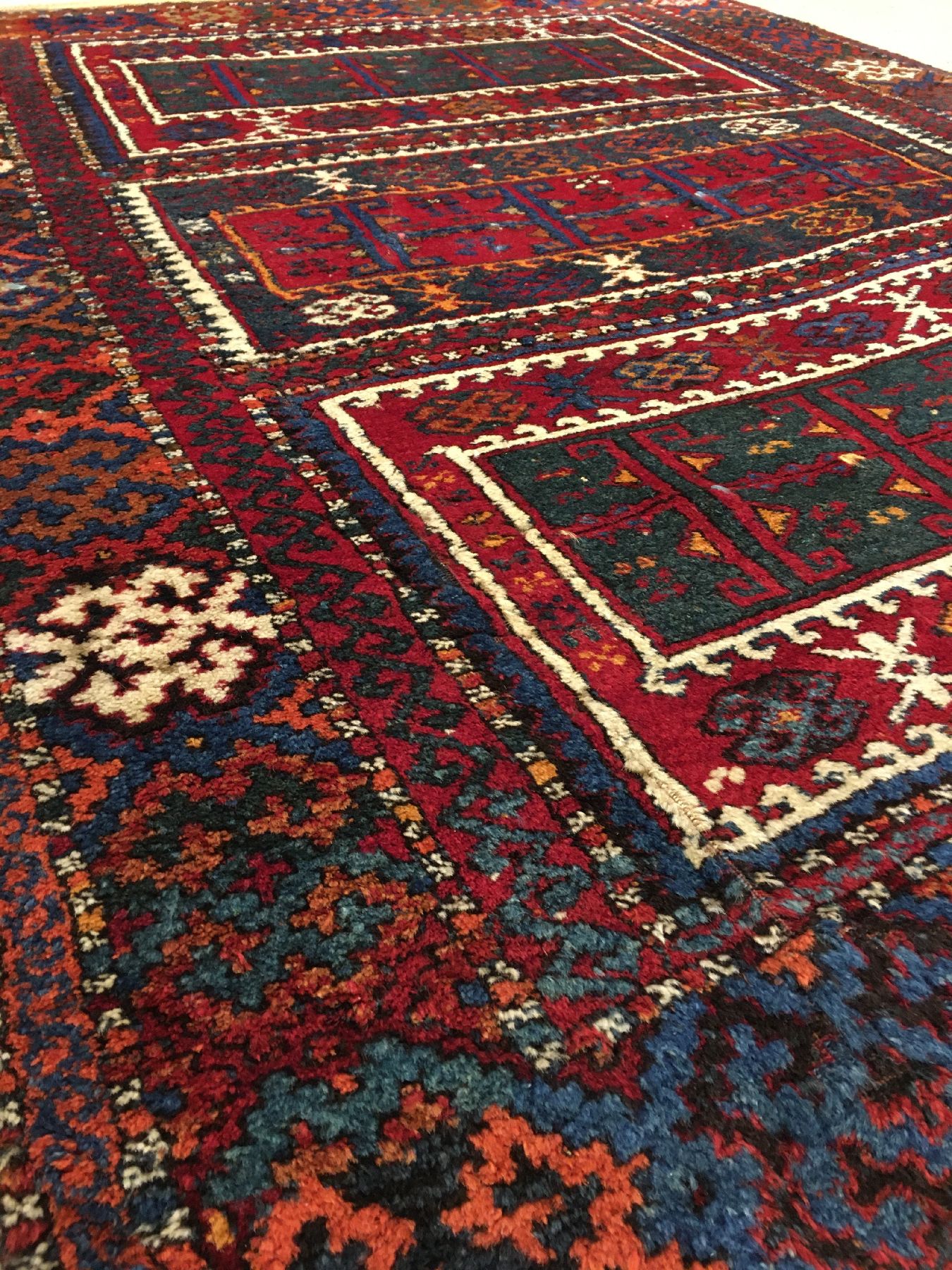 Detail e: Sehr feiner Yürük antik (Mit Bunten Glückssträhnen), Ostanatolien, Ende 19.Jhd., Wolle geknüpft auf Wolle, Rückseitig mit 91 bunte ...