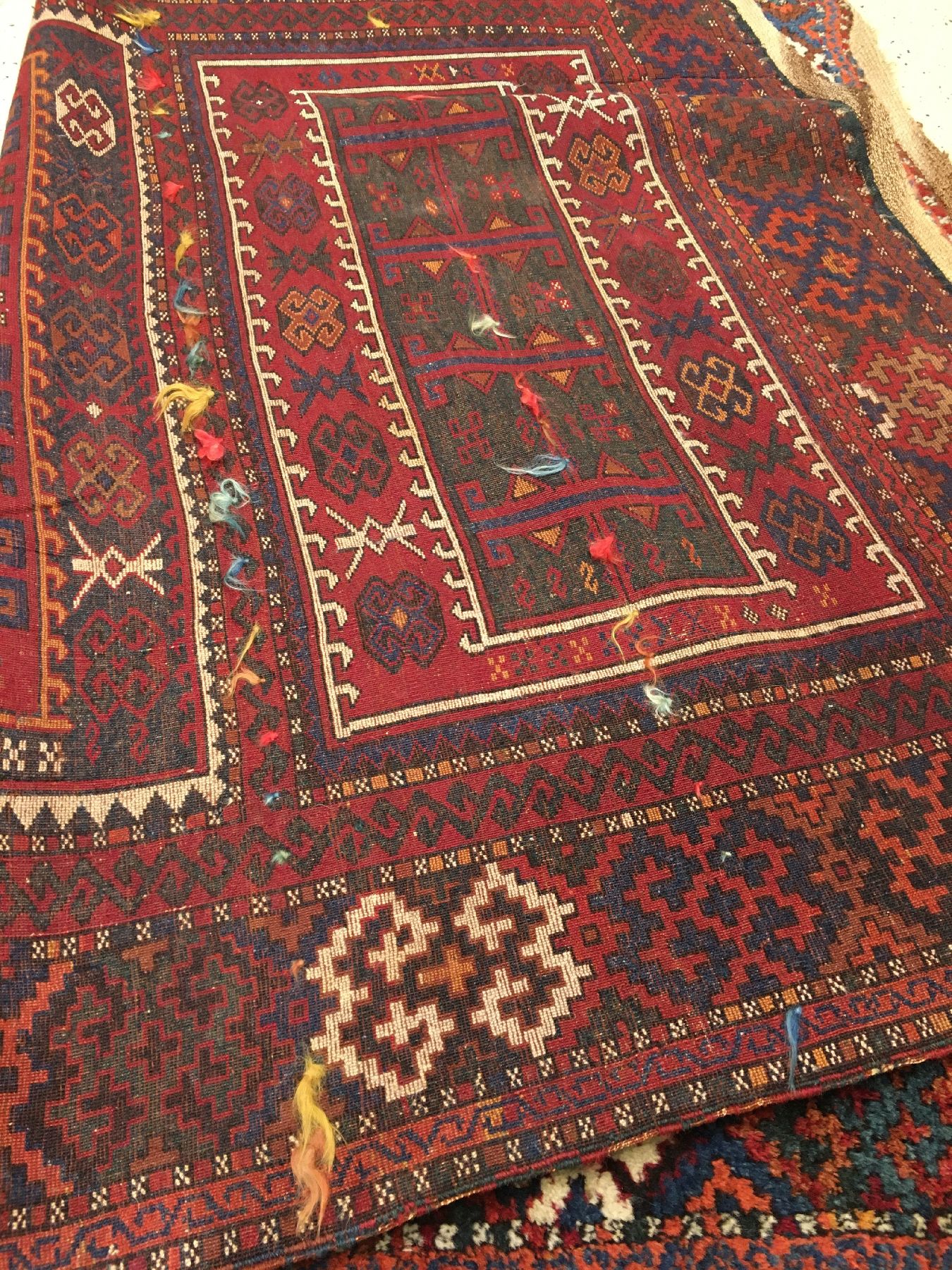 Detail f: Sehr feiner Yürük antik (Mit Bunten Glückssträhnen), Ostanatolien, Ende 19.Jhd., Wolle geknüpft auf Wolle, Rückseitig mit 91 bunte ...