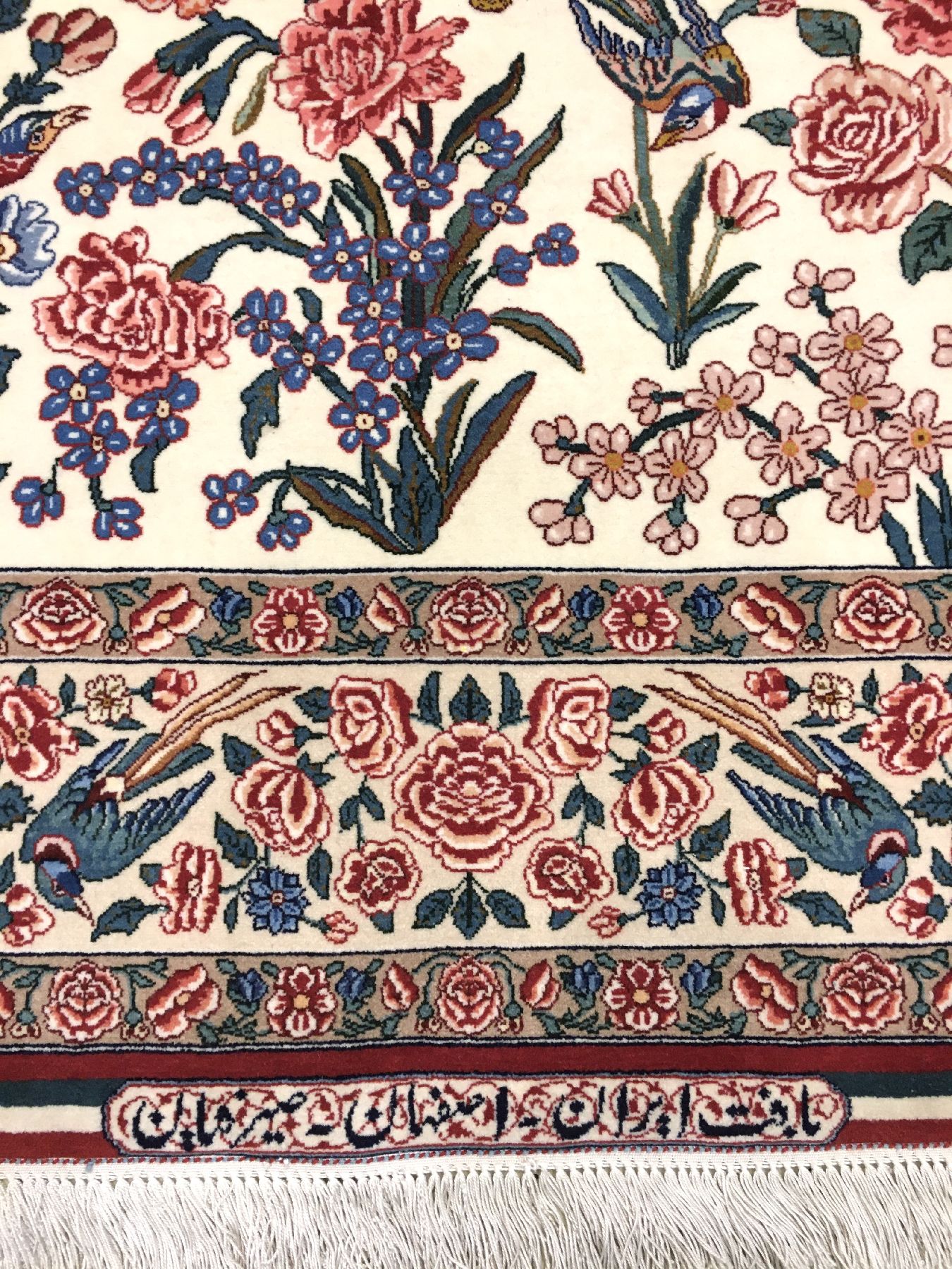 Detail c: Feiner Esfahan "Seirafian" alt "Signiert" (Gol Va Bolbol Design), Zentralpersien, um 1970, Korkwolle geknüpft auf Seidenkette. ...