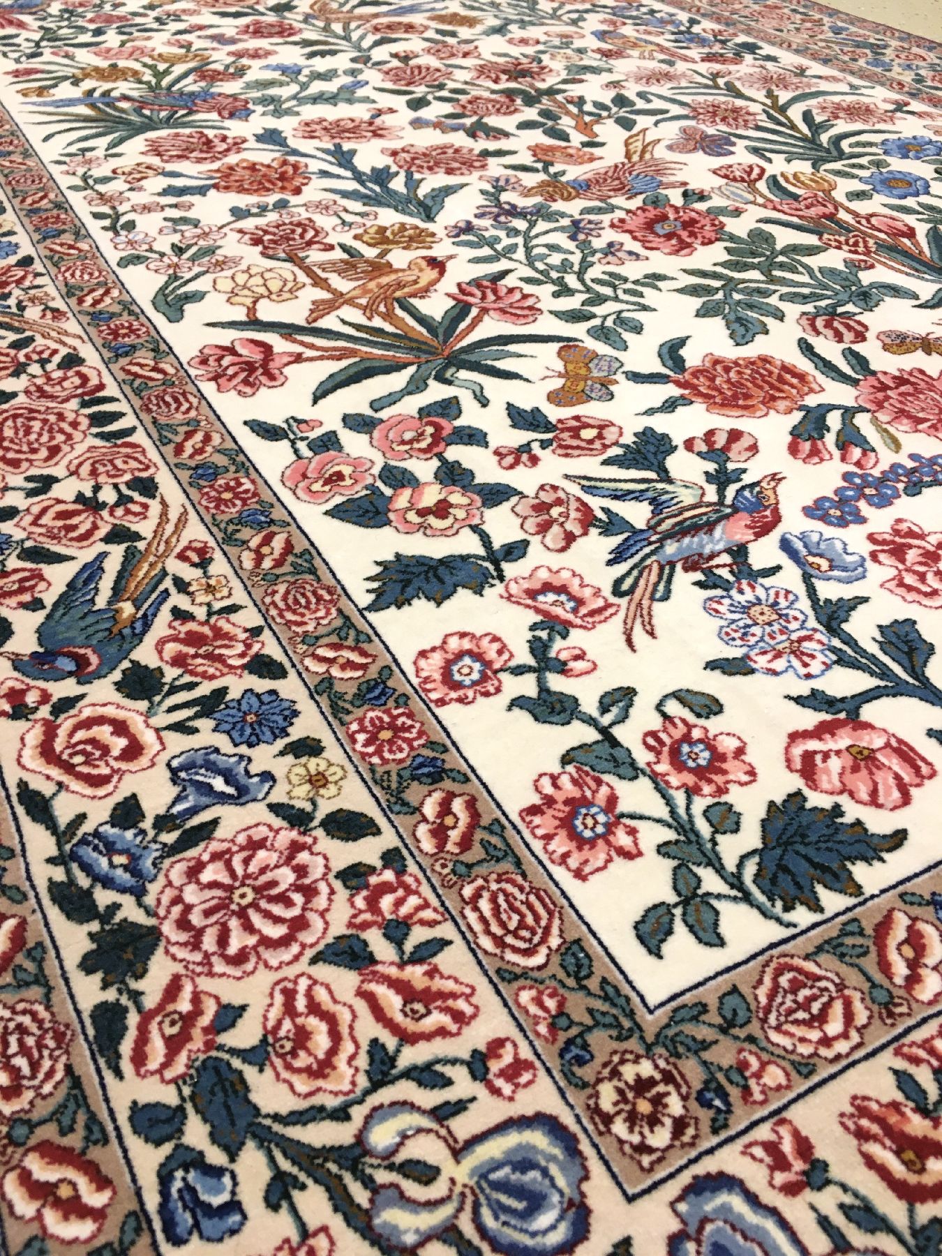 Detail f: Feiner Esfahan "Seirafian" alt "Signiert" (Gol Va Bolbol Design), Zentralpersien, um 1970, Korkwolle geknüpft auf Seidenkette. ...
