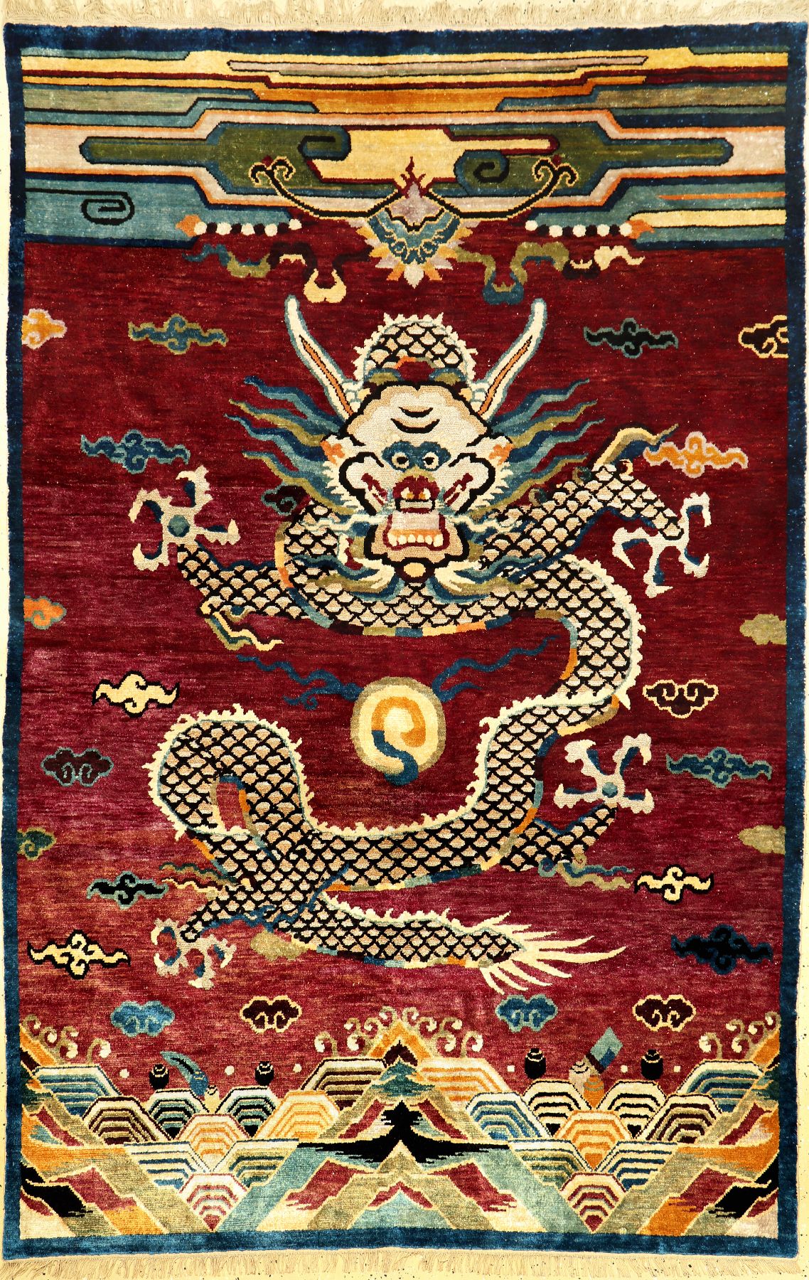 Seltener Seiden Kansu "Drachenteppich" mit Metallbrokat antik (Wohl aus den Palästen in der verbotenen Stadt Peking, gefertigt für einen ...