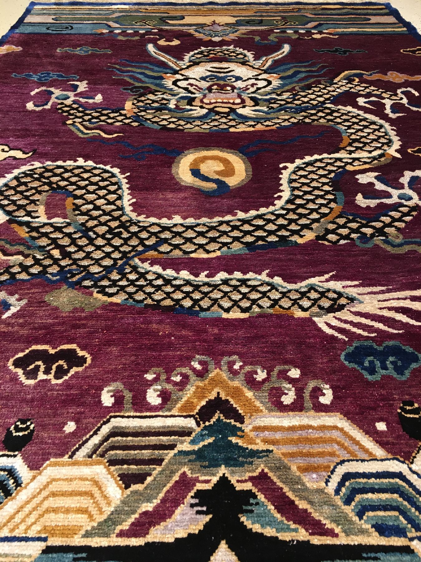Detail b: Seltener Seiden Kansu "Drachenteppich" mit Metallbrokat antik (Wohl aus den Palästen in der verbotenen Stadt Peking, gefertigt für einen ...