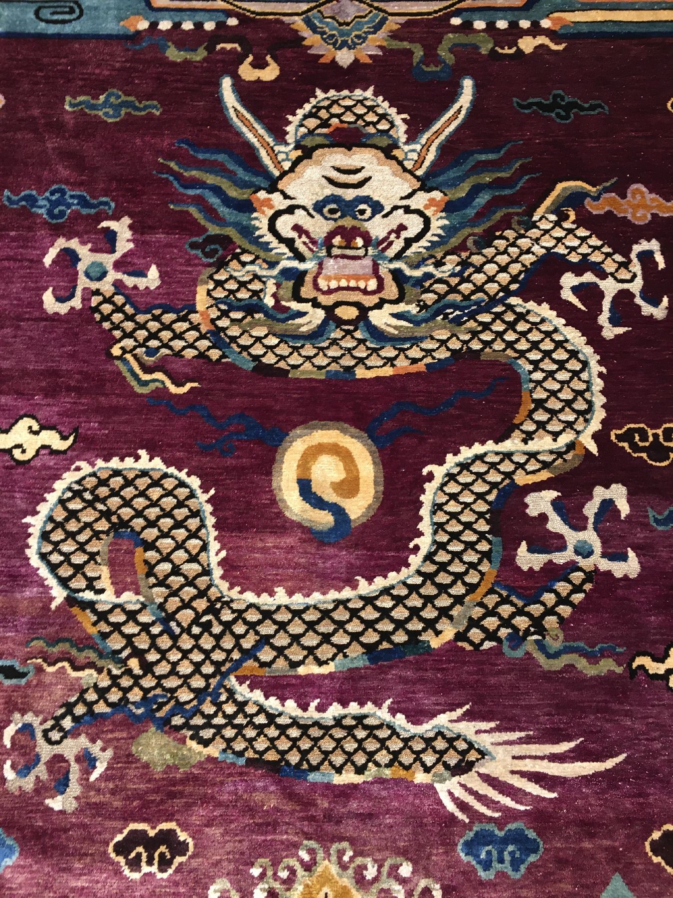 Detail c: Seltener Seiden Kansu "Drachenteppich" mit Metallbrokat antik (Wohl aus den Palästen in der verbotenen Stadt Peking, gefertigt für einen ...