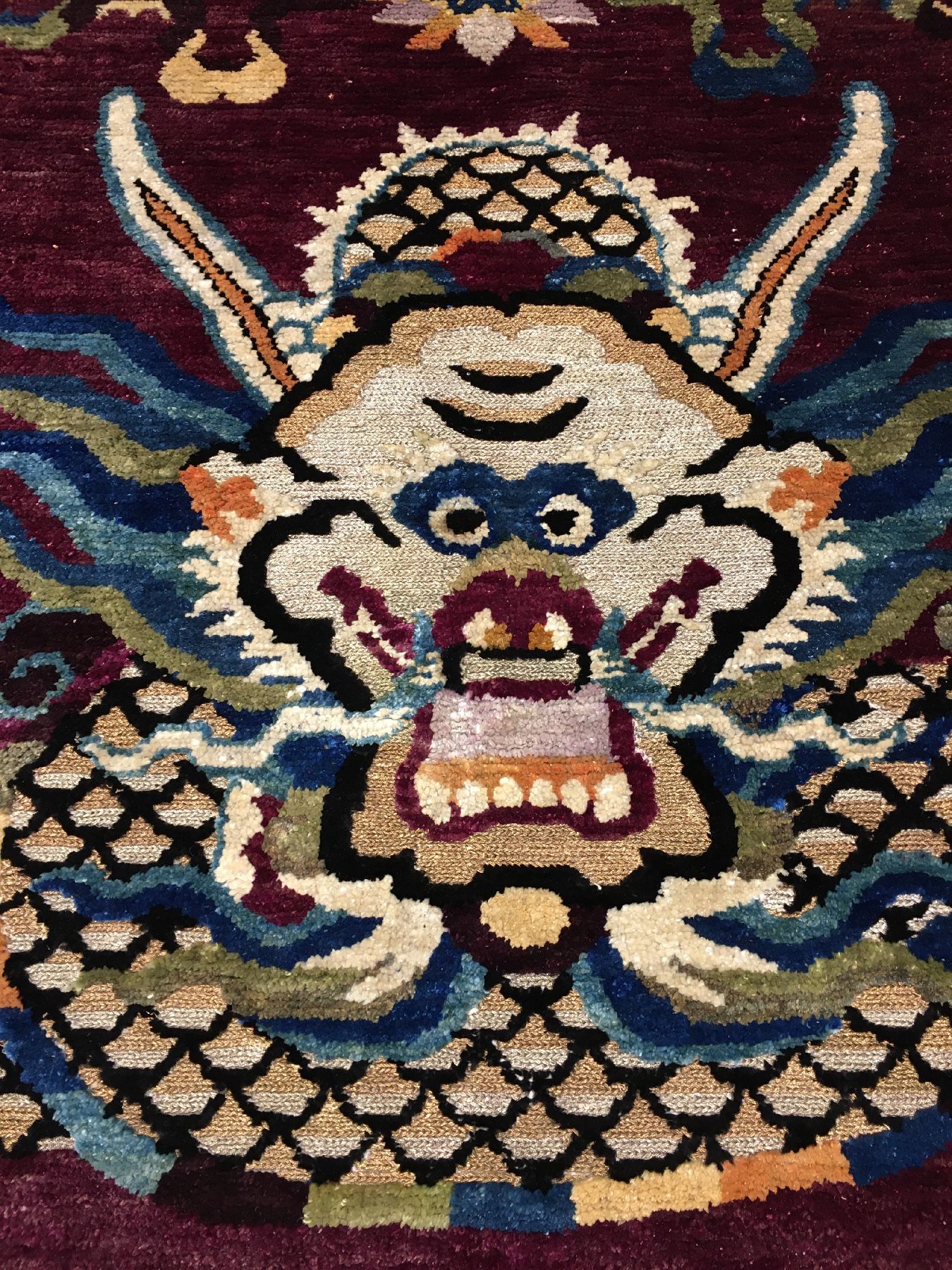 Detail d: Seltener Seiden Kansu "Drachenteppich" mit Metallbrokat antik (Wohl aus den Palästen in der verbotenen Stadt Peking, gefertigt für einen ...