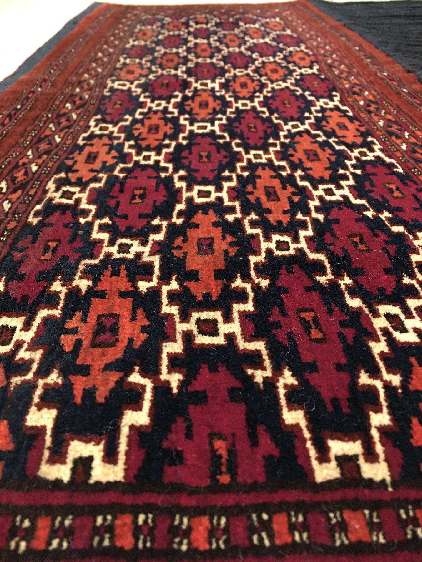 Detail b: Feiner Saryk "Jollar" antik, Turkmenistan, 19.Jhd., Wolle mit weißen Baumwoll-Highlights geknüpft auf Wolle. Sehr hochwertiger ...