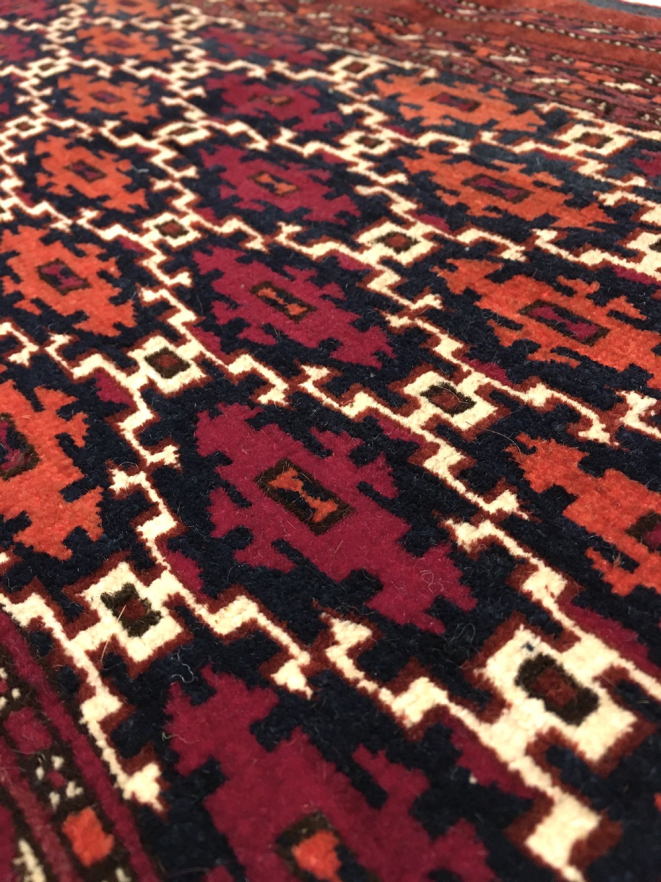 Detail c: Feiner Saryk "Jollar" antik, Turkmenistan, 19.Jhd., Wolle mit weißen Baumwoll-Highlights geknüpft auf Wolle. Sehr hochwertiger ...
