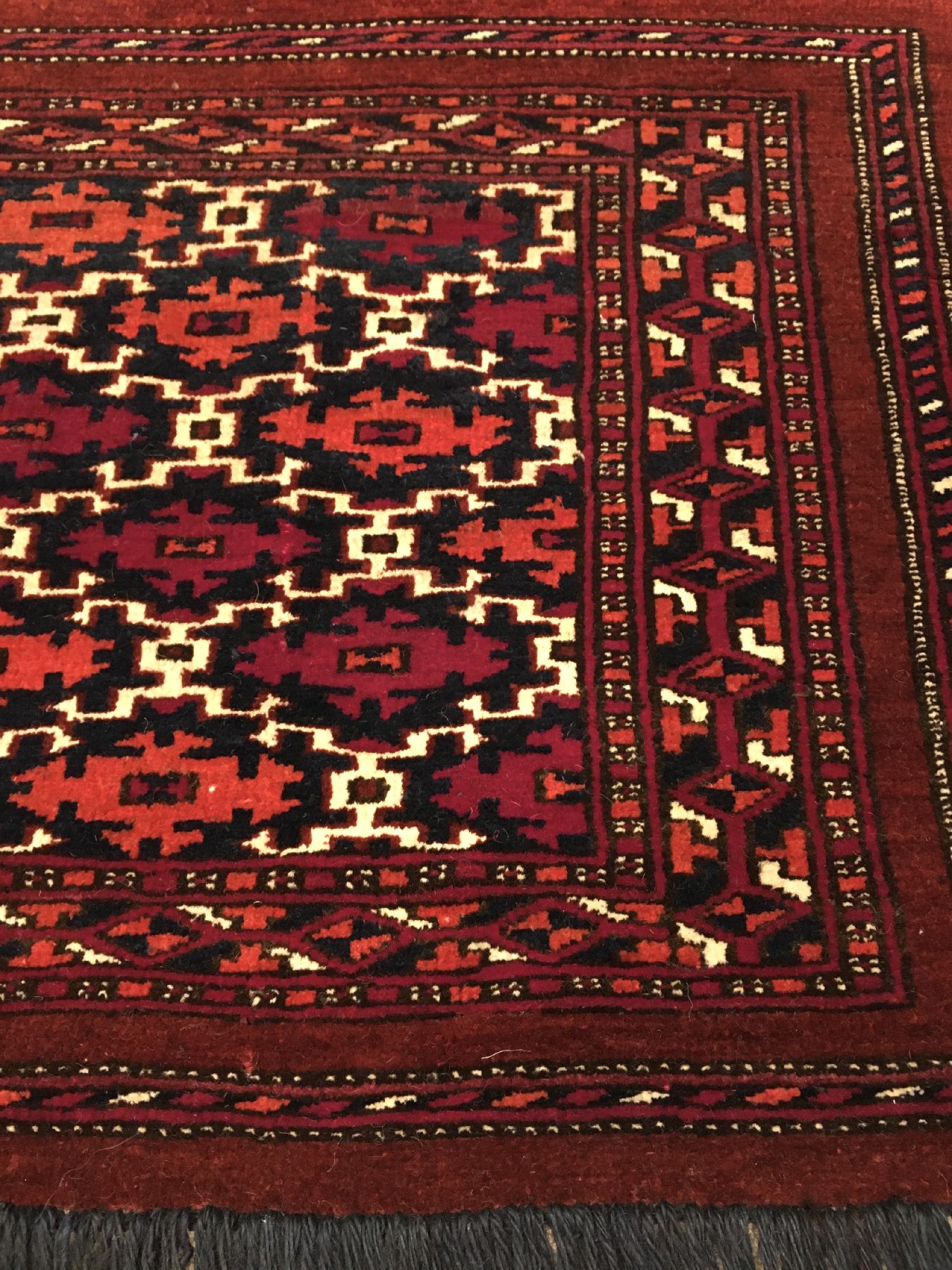 Detail d: Feiner Saryk "Jollar" antik, Turkmenistan, 19.Jhd., Wolle mit weißen Baumwoll-Highlights geknüpft auf Wolle. Sehr hochwertiger ...