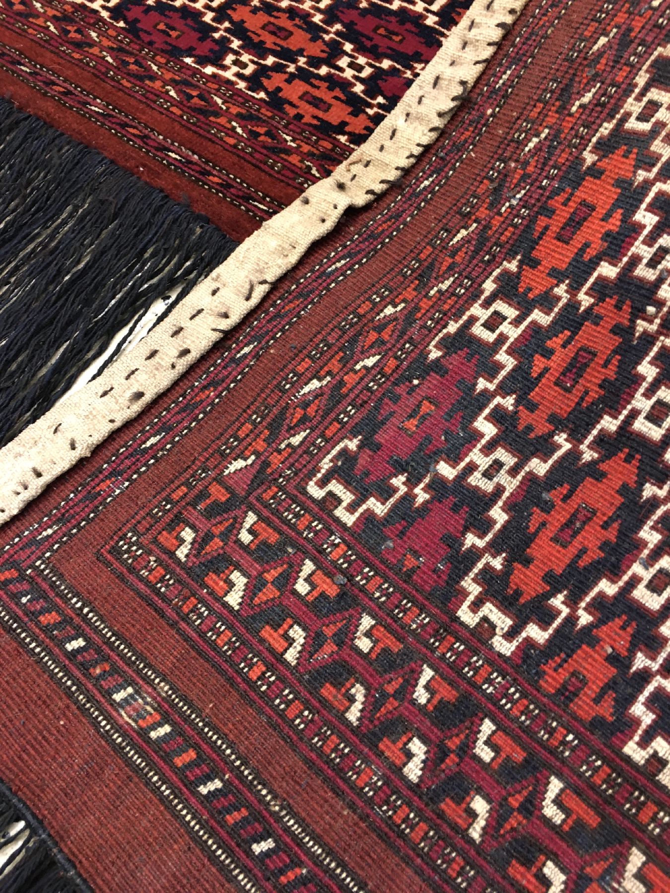 Detail h: Feiner Saryk "Jollar" antik, Turkmenistan, 19.Jhd., Wolle mit weißen Baumwoll-Highlights geknüpft auf Wolle. Sehr hochwertiger ...