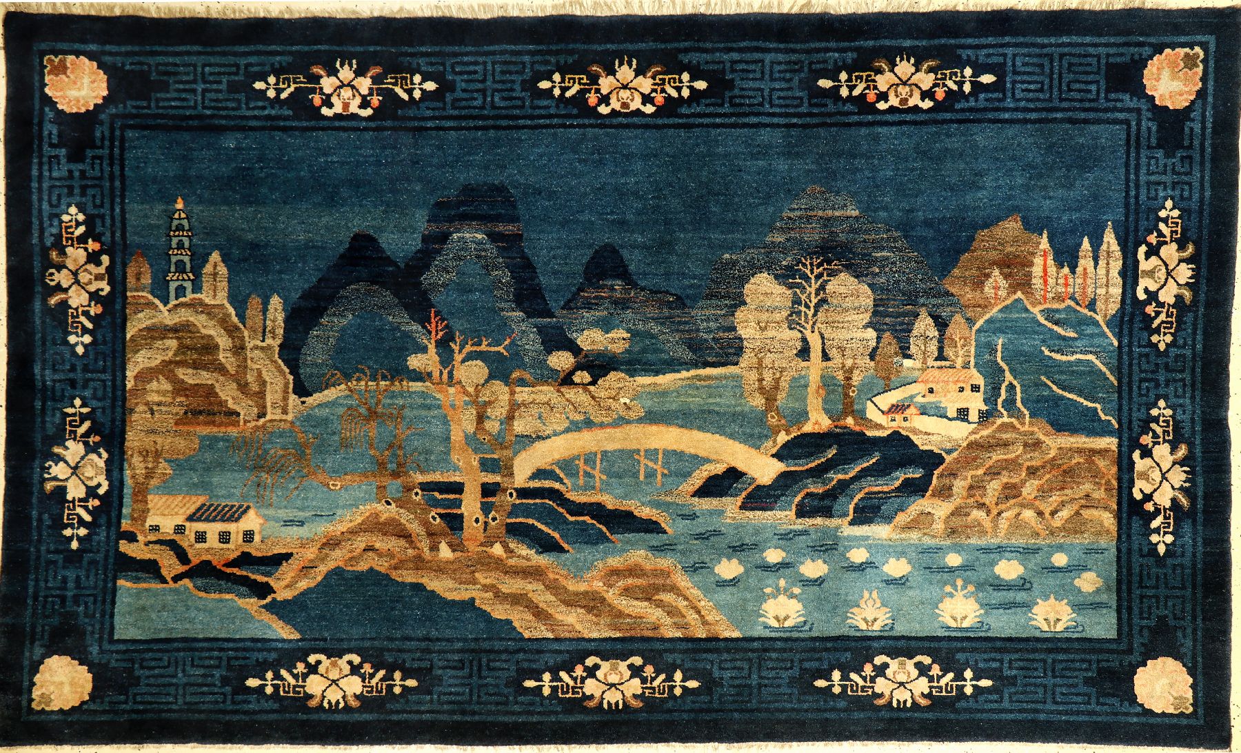 Seltener Pao Tao "Bildteppich" antik, Nordostchina, um 1900, Wolle geknüpft auf Baumwolle. Großformatiger Pao Tao mit chinesischer ...