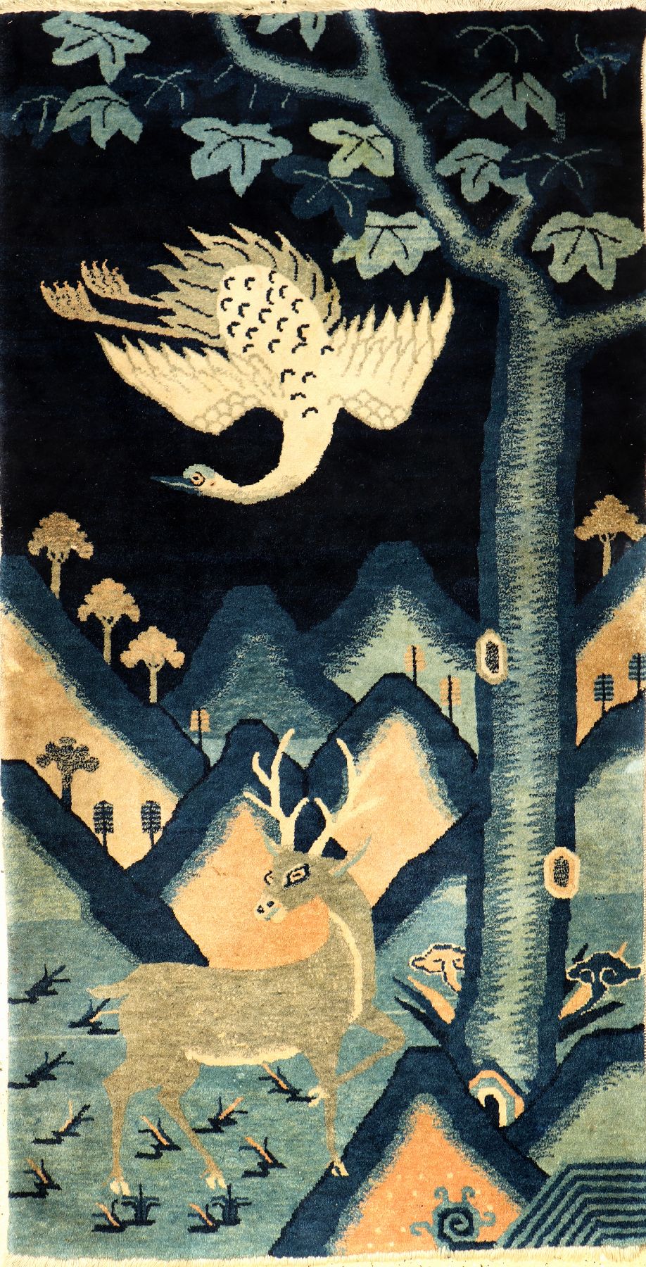 Pao Tao "Bildteppich" antik, Nordostchina, um 1900, Wolle geknüpft auf Baumwolle. Dekorativer chinesischer Wandbehang mit Storch und Reh ...