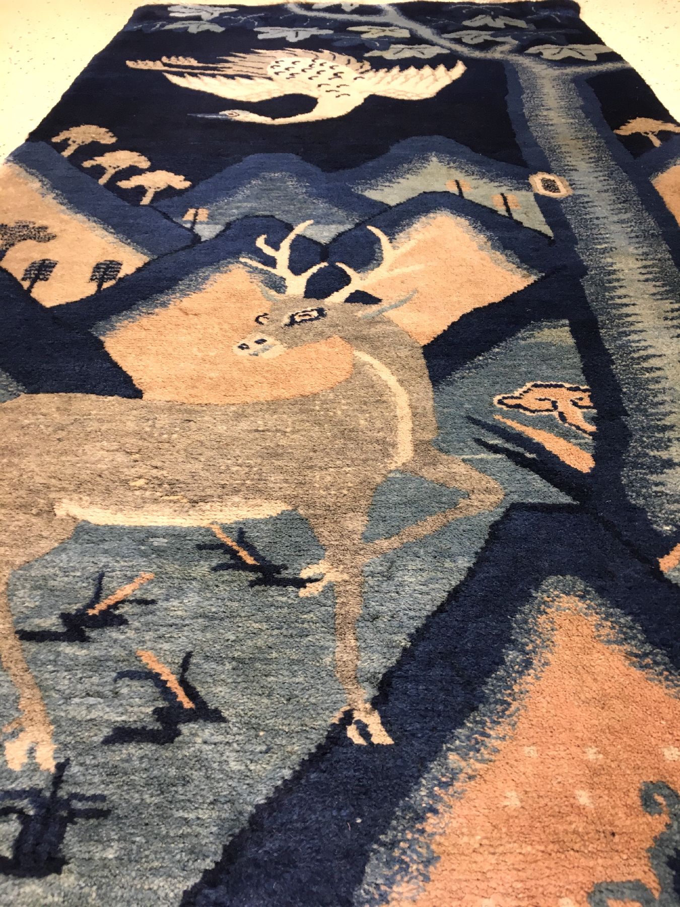 Detail b: Pao Tao "Bildteppich" antik, Nordostchina, um 1900, Wolle geknüpft auf Baumwolle. Dekorativer chinesischer Wandbehang mit Storch und Reh ...