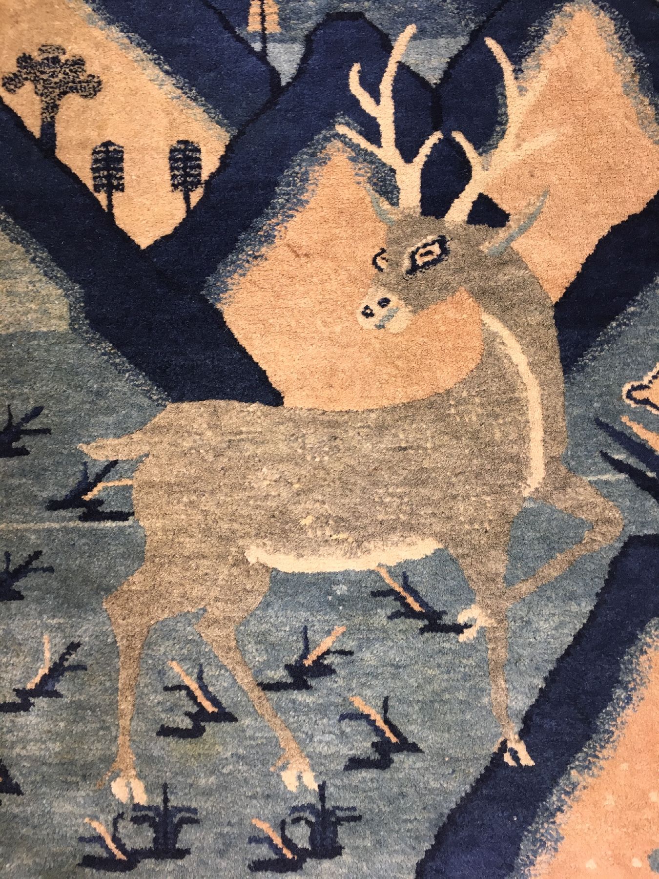 Detail c: Pao Tao "Bildteppich" antik, Nordostchina, um 1900, Wolle geknüpft auf Baumwolle. Dekorativer chinesischer Wandbehang mit Storch und Reh ...