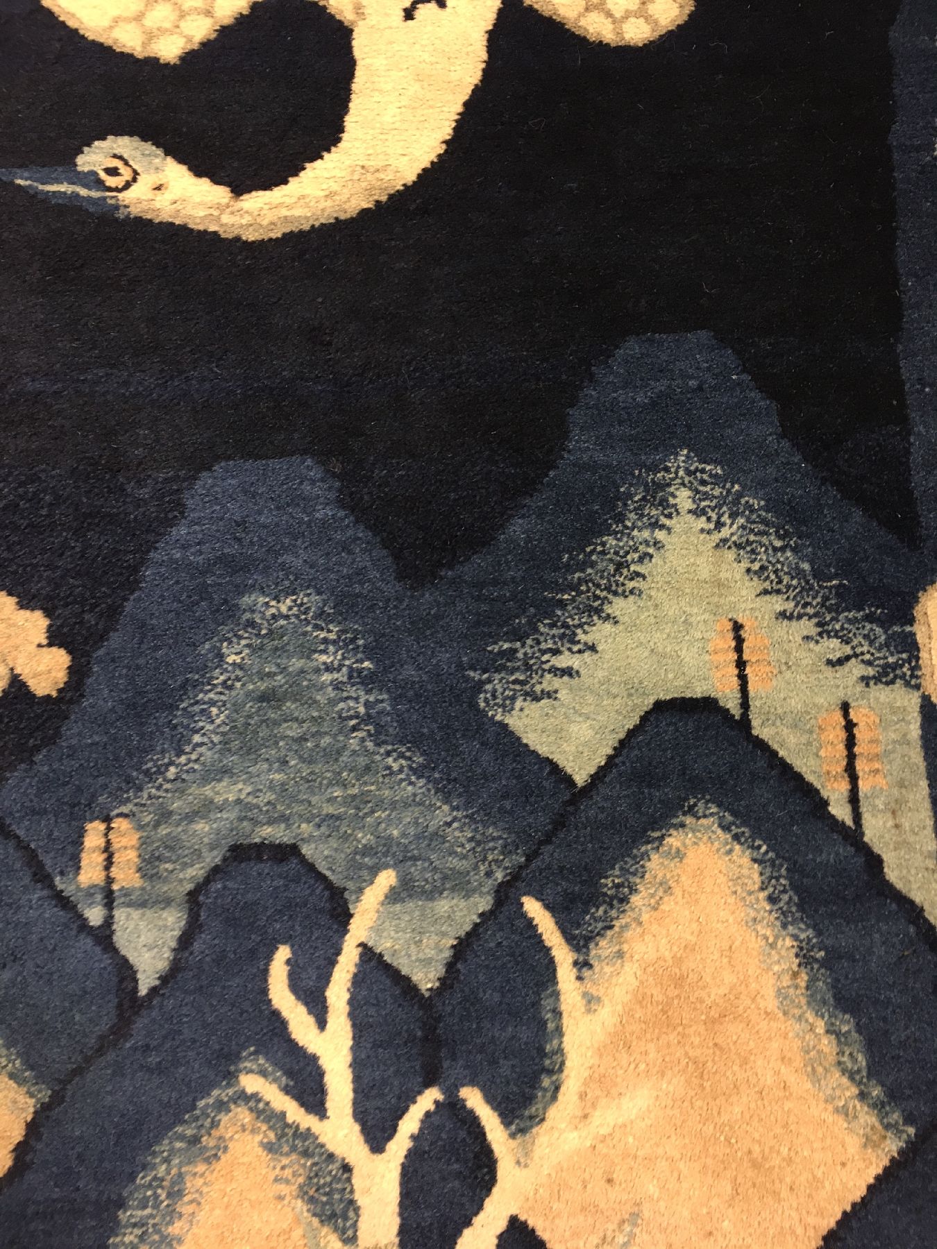 Detail d: Pao Tao "Bildteppich" antik, Nordostchina, um 1900, Wolle geknüpft auf Baumwolle. Dekorativer chinesischer Wandbehang mit Storch und Reh ...