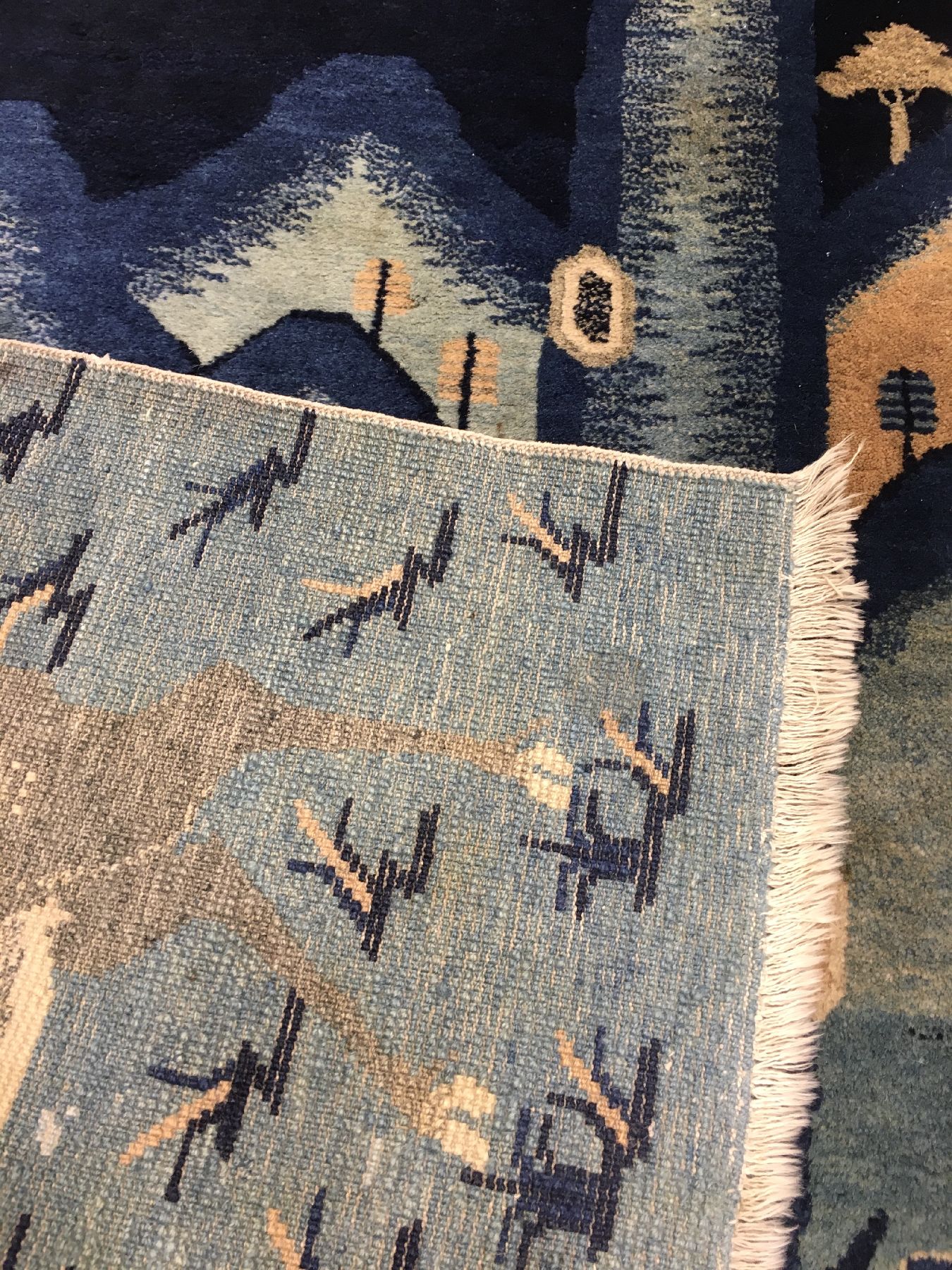 Detail g: Pao Tao "Bildteppich" antik, Nordostchina, um 1900, Wolle geknüpft auf Baumwolle. Dekorativer chinesischer Wandbehang mit Storch und Reh ...