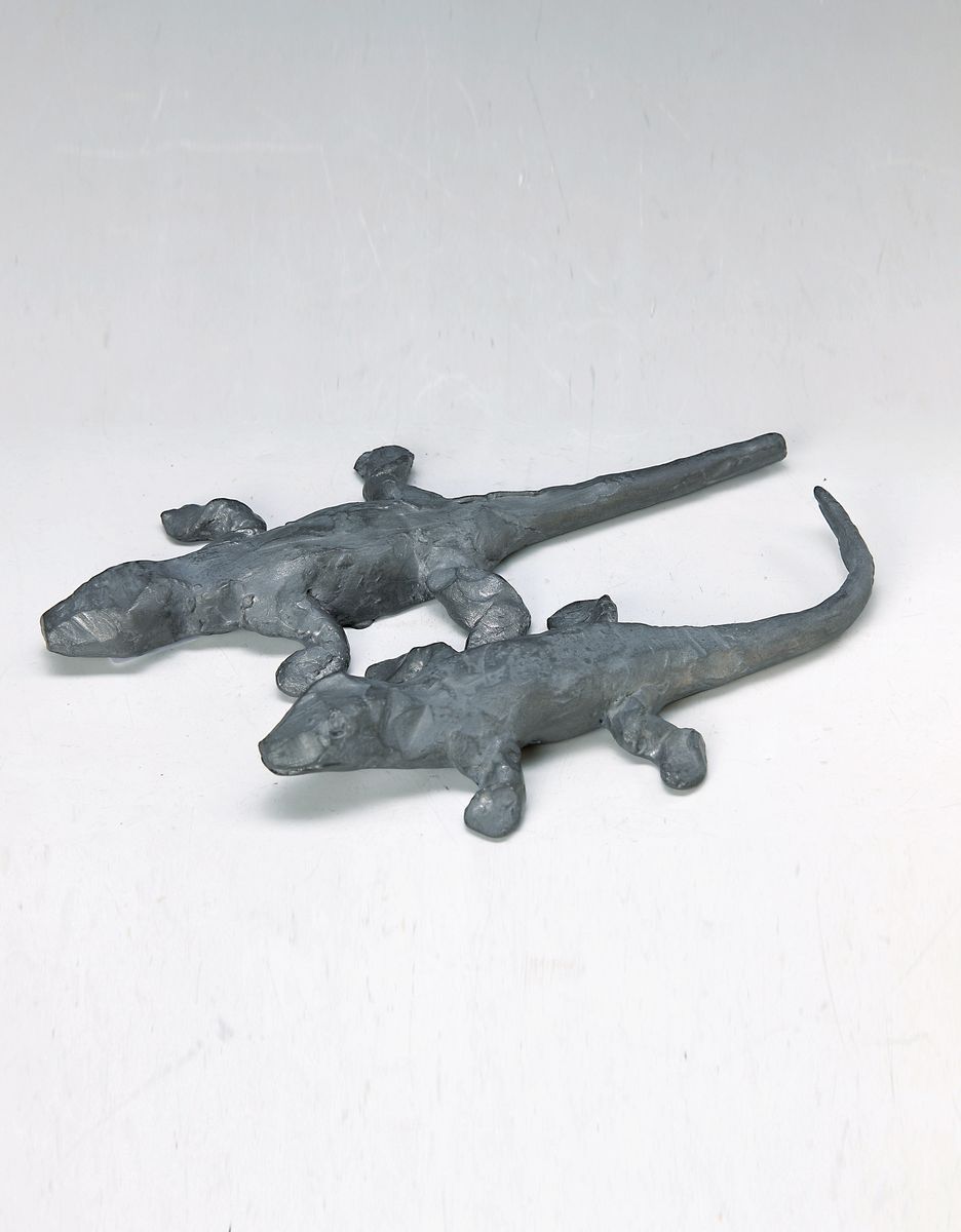 Stephan Balkenhol, 1935 - 2000, Antimon Hartbleiguss, Echsenpaar, jeweils num. 75/85, aus 1993, beide monogrammiert, L. ca. 26/31 cm,einmal mit ...