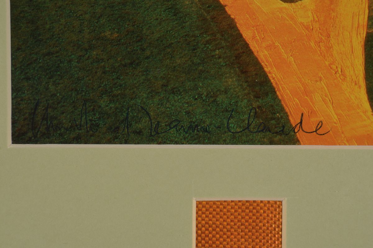 Detail a: Christo, 1935 - 2020, wrapped Walkways USA, handsigniert, mit orig. Stoffstück aus dem Projekt, Unikatcharakter, 22 x 22 cm, unter Glas, Rahmen