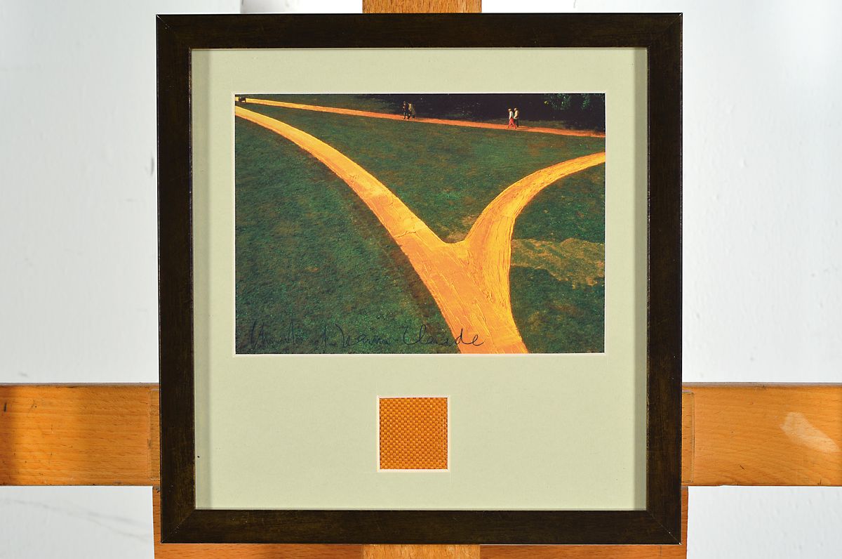 Detail k: Christo, 1935 - 2020, wrapped Walkways USA, handsigniert, mit orig. Stoffstück aus dem Projekt, Unikatcharakter, 22 x 22 cm, unter Glas, Rahmen
