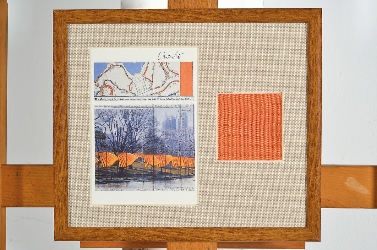 Detail k: Christo, 1935 - 2020, "The Gates - Central Park New York City,USA" mit orig. Stoffstück aus dem Projekt, Unikatcharakter, 27 x 23.5 cm, ...