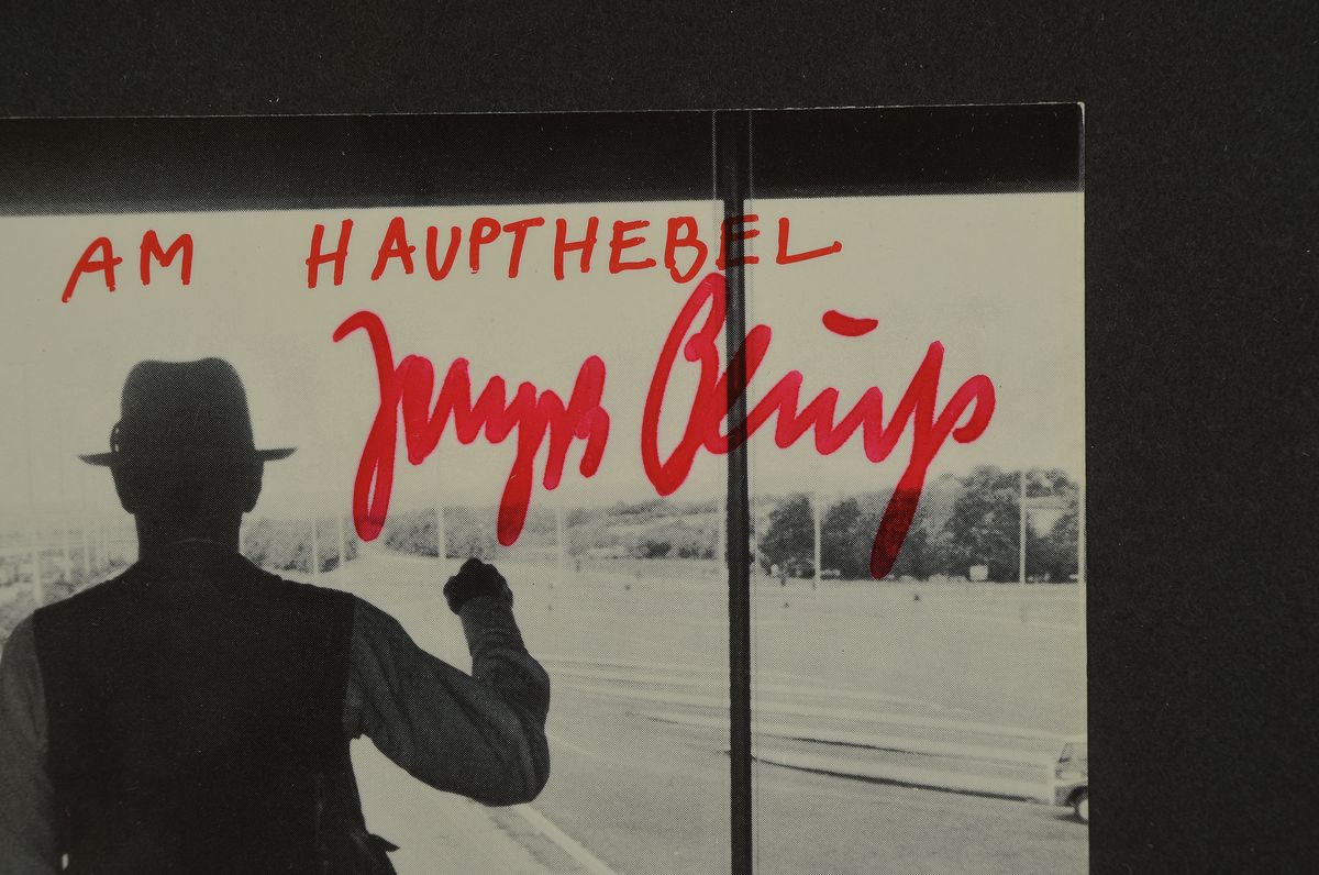 Detail a: Joseph Beuys, 1921-1986, Der Mann am Haupthebel, 1985 Hrsg. Edition Staeck Heidelberg, unter Glas, Rahmen, 10 x 15/ca. 23.5 x 29 cm
