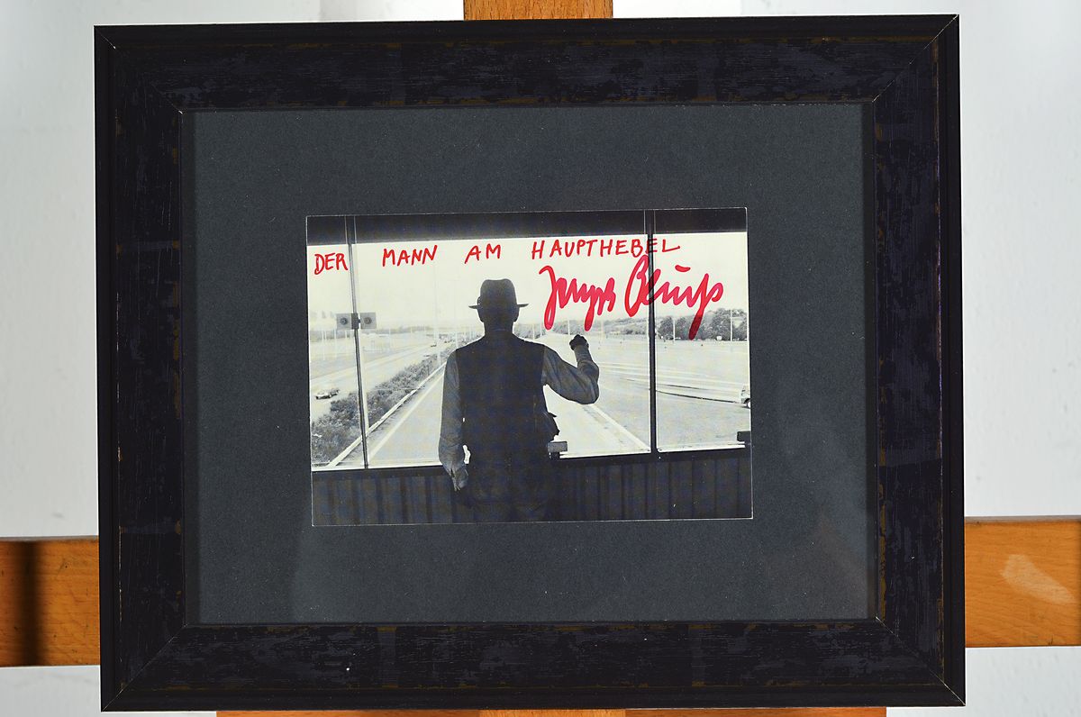 Detail k: Joseph Beuys, 1921-1986, Der Mann am Haupthebel, 1985 Hrsg. Edition Staeck Heidelberg, unter Glas, Rahmen, 10 x 15/ca. 23.5 x 29 cm