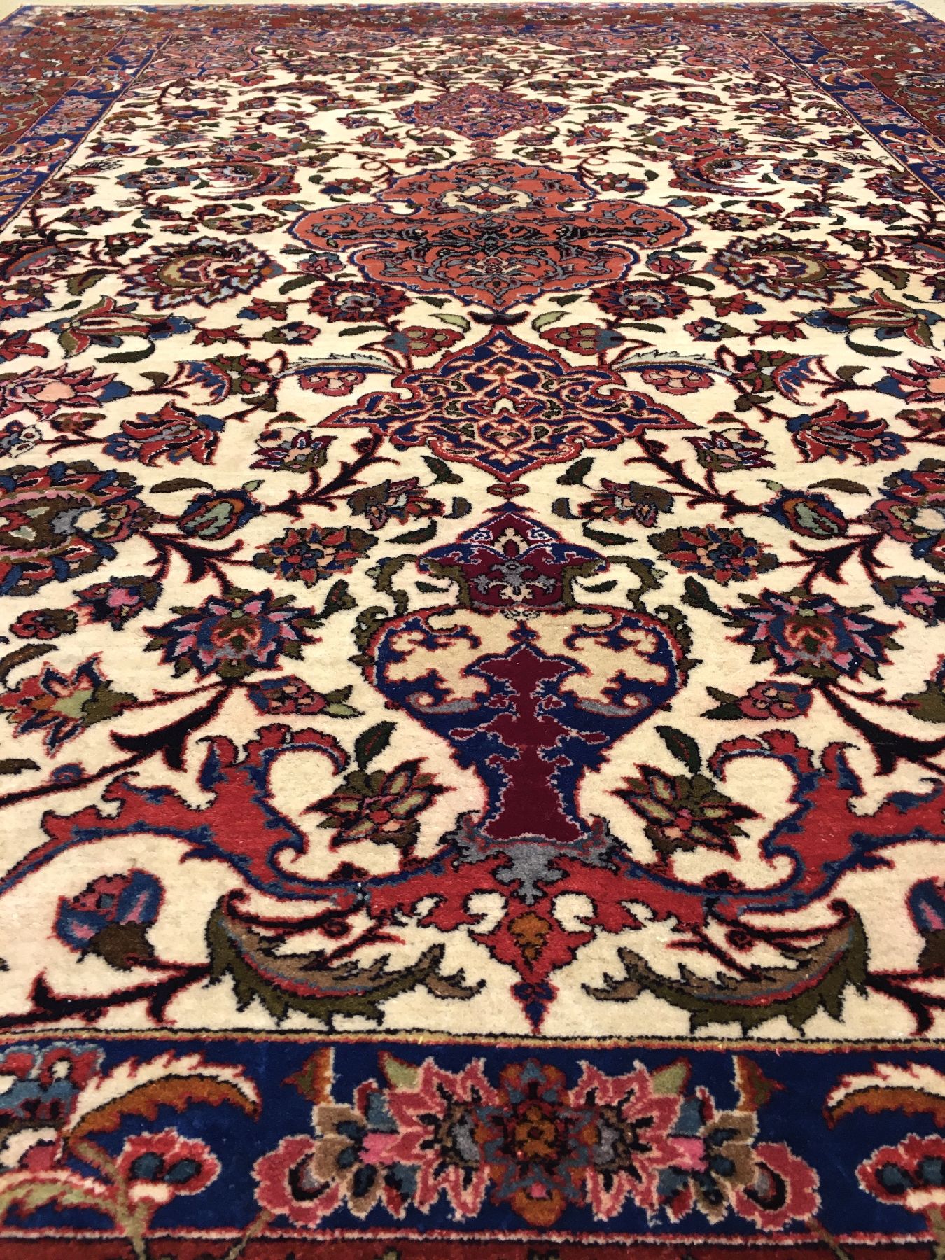 Detail b: Feiner Esfahan alt, Zentralpersien, um 1930, Korkwolle geknüpft auf Baumwolle. Bemerkenswert fein und sauber geknüpfter Esfahan in erstklassiger ...