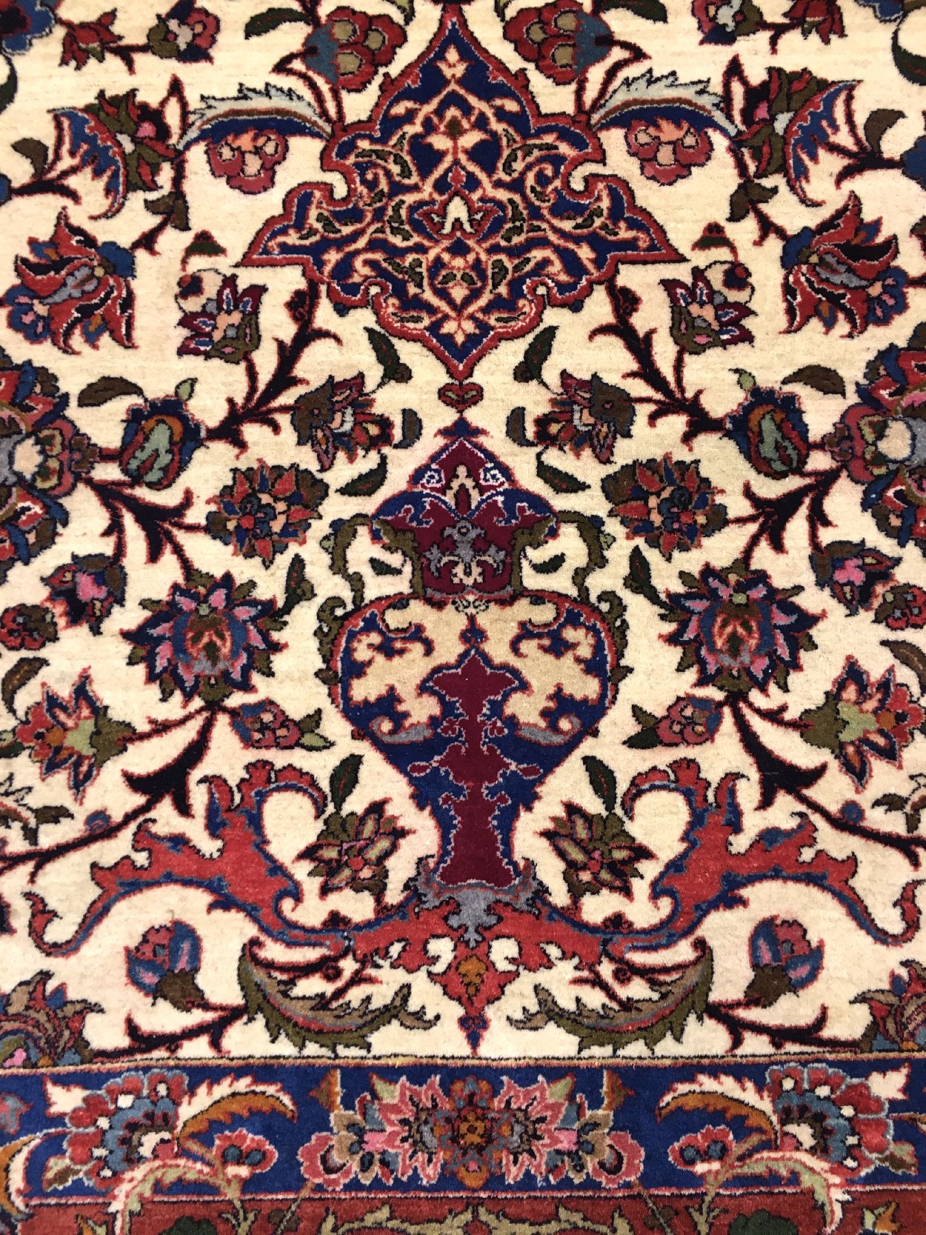 Detail c: Feiner Esfahan alt, Zentralpersien, um 1930, Korkwolle geknüpft auf Baumwolle. Bemerkenswert fein und sauber geknüpfter Esfahan in erstklassiger ...