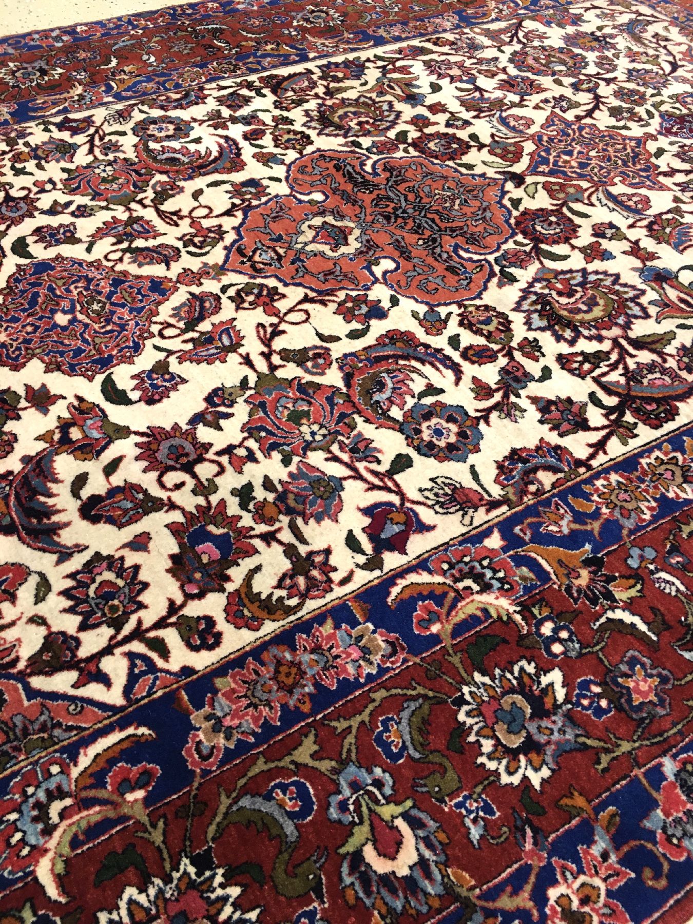 Detail g: Feiner Esfahan alt, Zentralpersien, um 1930, Korkwolle geknüpft auf Baumwolle. Bemerkenswert fein und sauber geknüpfter Esfahan in erstklassiger ...