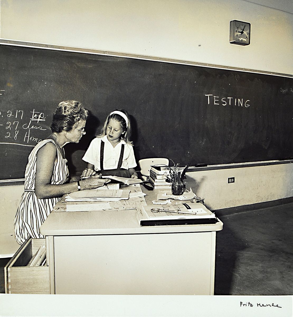 Fritz Henle,1909-1993, Fotografie, "Klassenraum", Brom-Silbergelatine- Abzug, handsigniert, ca. 24 x 20 cm, Rahmen: 45 x 35 cm