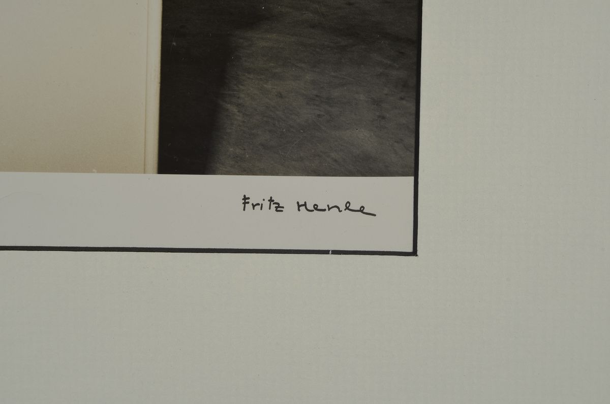 Detail a: Fritz Henle,1909-1993, Fotografie, "Klassenraum", Brom-Silbergelatine- Abzug, handsigniert, ca. 24 x 20 cm, Rahmen: 45 x 35 cm