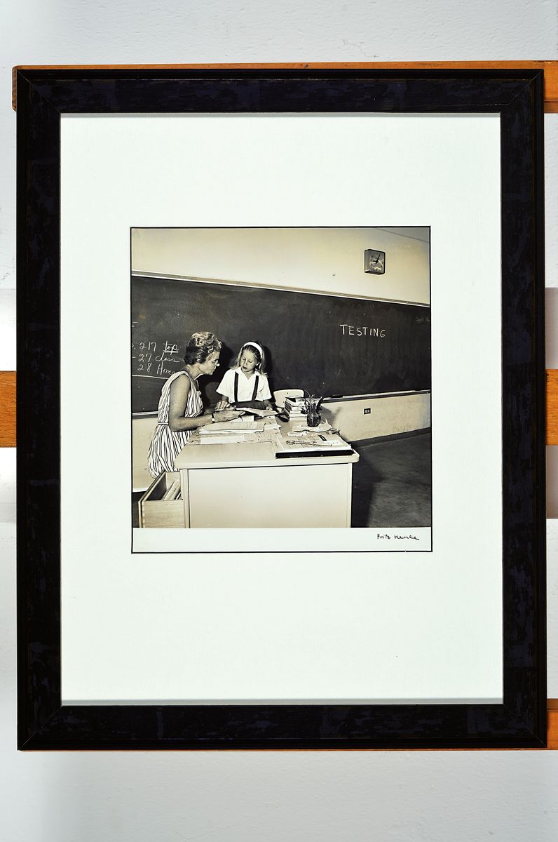 Detail k: Fritz Henle,1909-1993, Fotografie, "Klassenraum", Brom-Silbergelatine- Abzug, handsigniert, ca. 24 x 20 cm, Rahmen: 45 x 35 cm