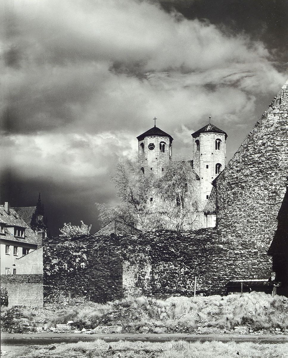 Heinrich Heidersberger, 1906 - 2006, Fotografie, "Verfallene Mauern mit Kirche im Hintergrund und wolkenverhangenem Himmel", ...