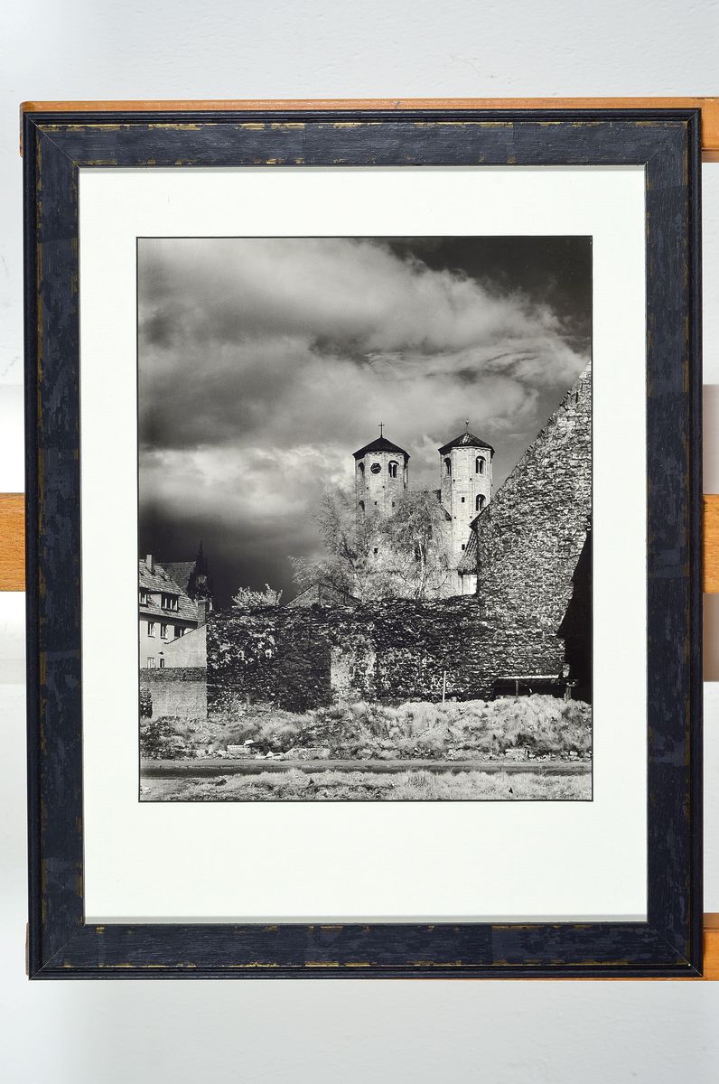 Detail k: Heinrich Heidersberger, 1906 - 2006, Fotografie, "Verfallene Mauern mit Kirche im Hintergrund und wolkenverhangenem Himmel", ...