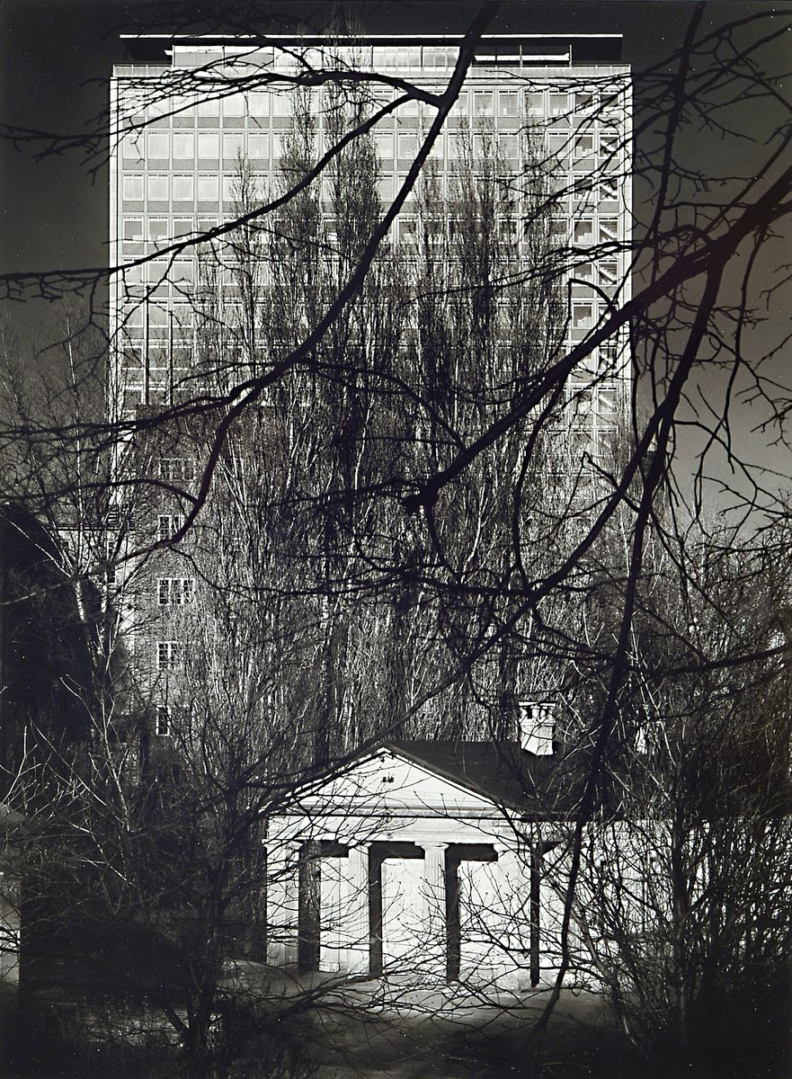 Heinrich Heidersberger, 1906 - 2005, Fotografie, "Torhäuschen mit Braunschweiger Hochhaus im Hintergrund", Brom Silbergelatine Abzug, ...