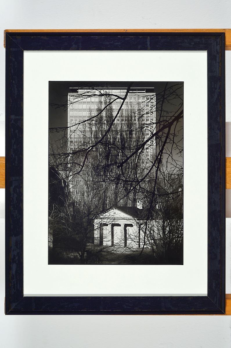 Detail k: Heinrich Heidersberger, 1906 - 2005, Fotografie, "Torhäuschen mit Braunschweiger Hochhaus im Hintergrund", Brom Silbergelatine Abzug, ...
