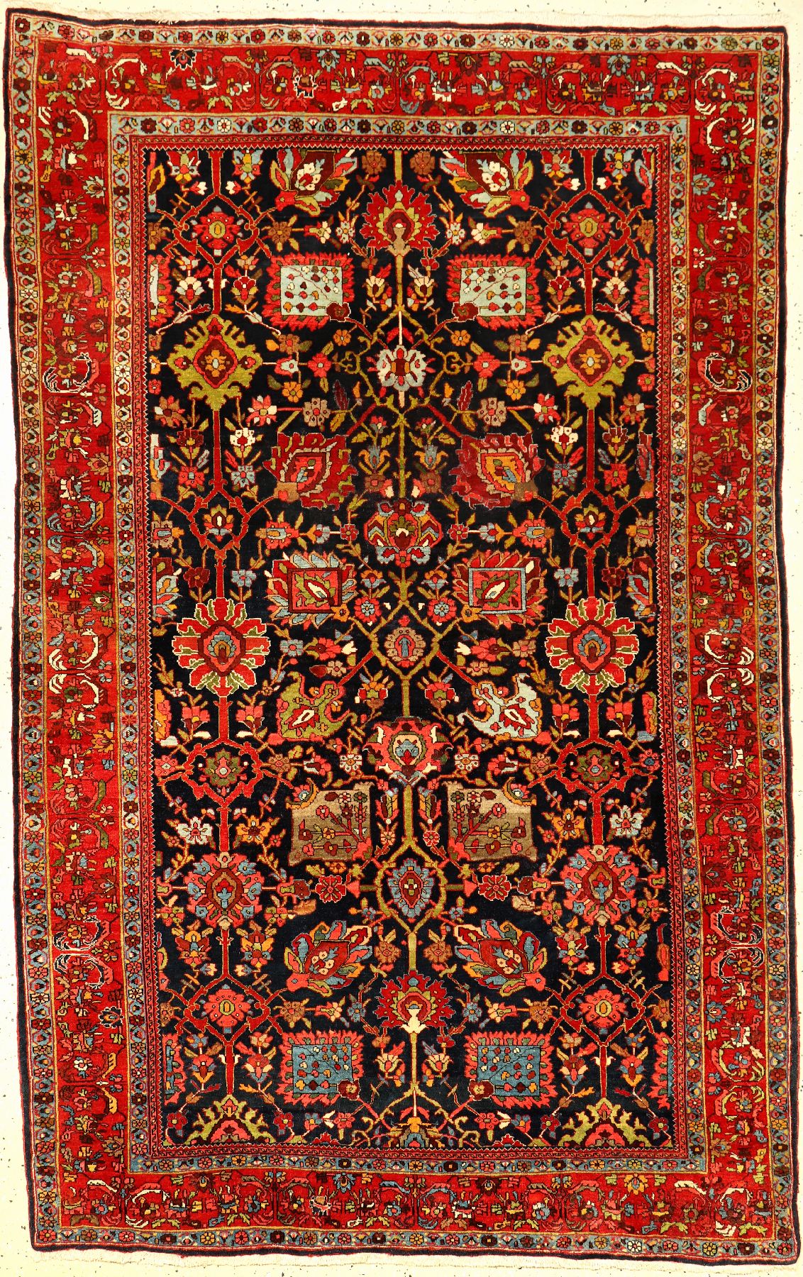 Feiner Bidjar antik, Nordwestpersien, um 1910, Korkwolle geknüpft auf Baumwolle. Sehr hochwertig geknüpfter Bidjar mit erstklassigen Naturfarben. ...