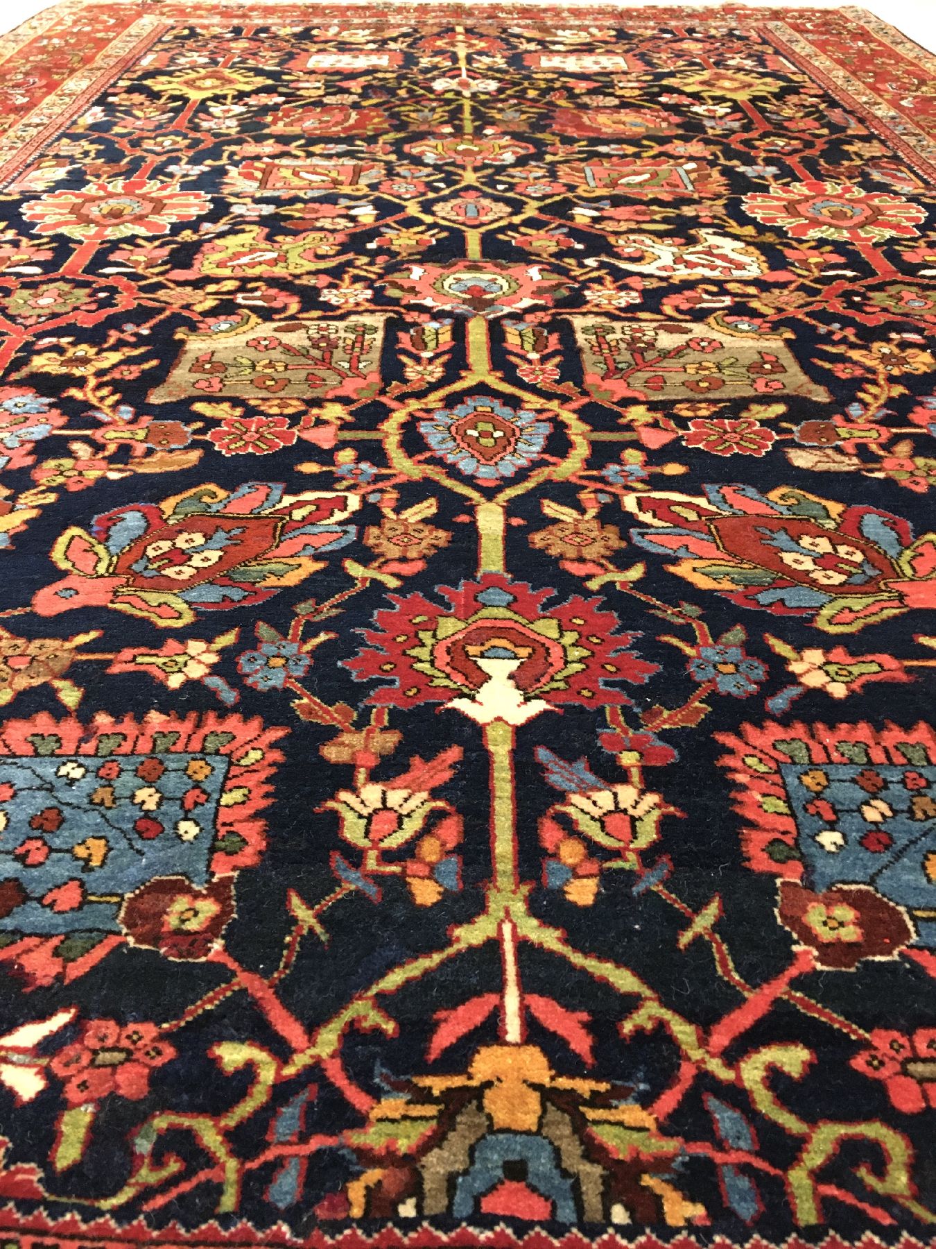 Detail b: Feiner Bidjar antik, Nordwestpersien, um 1910, Korkwolle geknüpft auf Baumwolle. Sehr hochwertig geknüpfter Bidjar mit erstklassigen Naturfarben. ...
